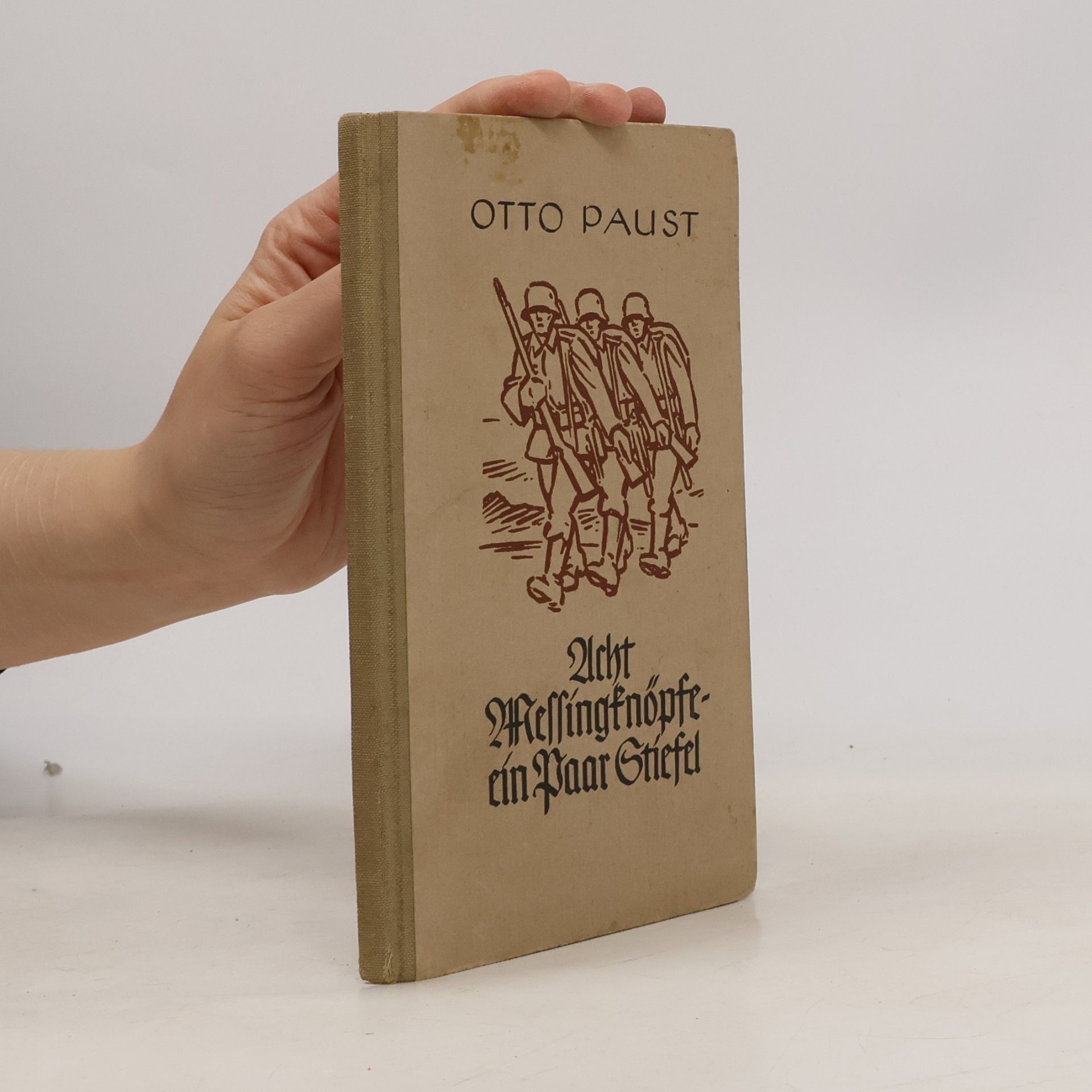 Acht Messingknöpfe ein Paar Stiefel