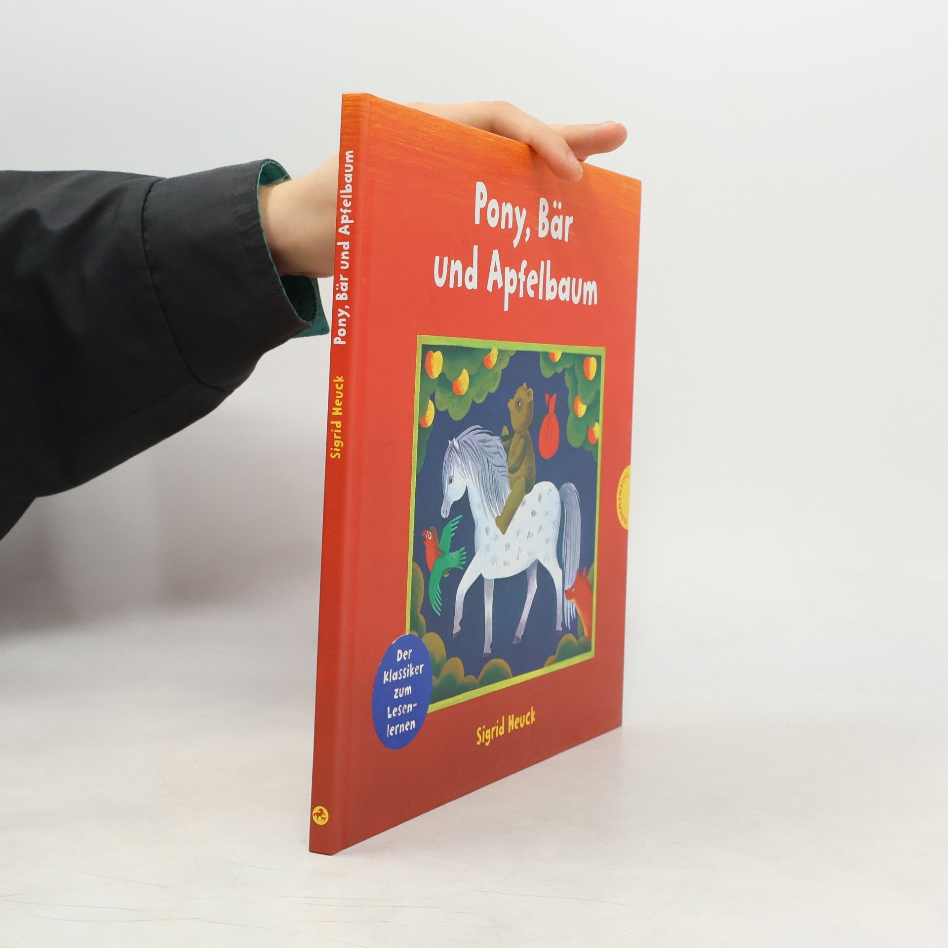 Pony, Bär und Apfelbaum
