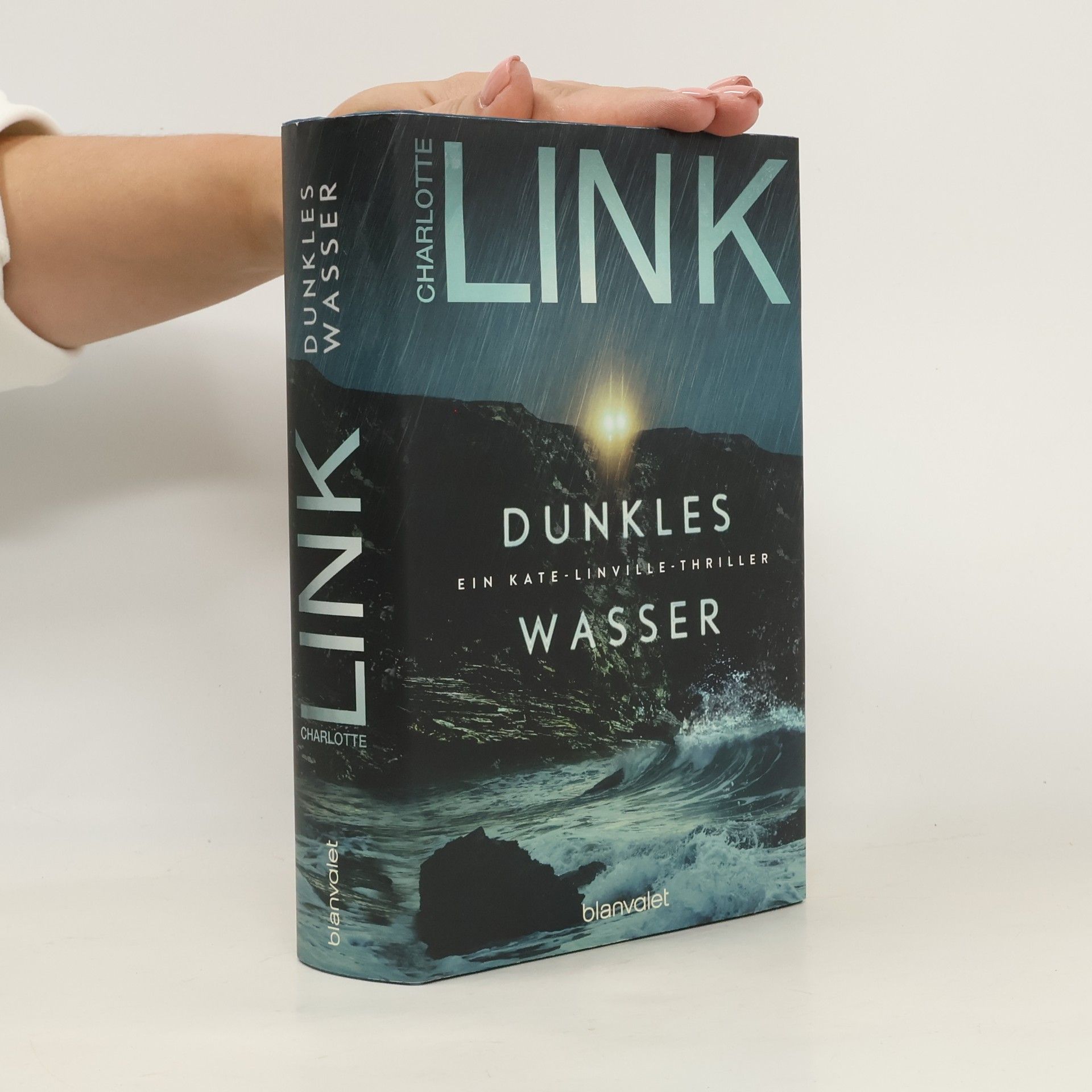 Dunkles Wasser