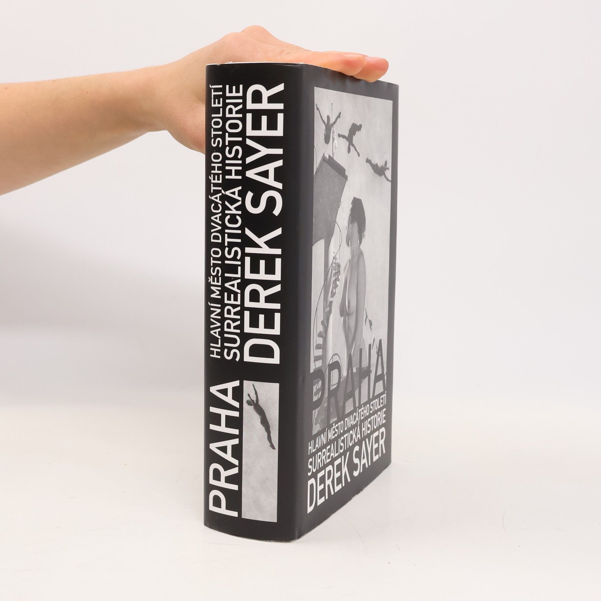 Derek Sayer Praha, hlavní město 20. století: Surrealistická historie