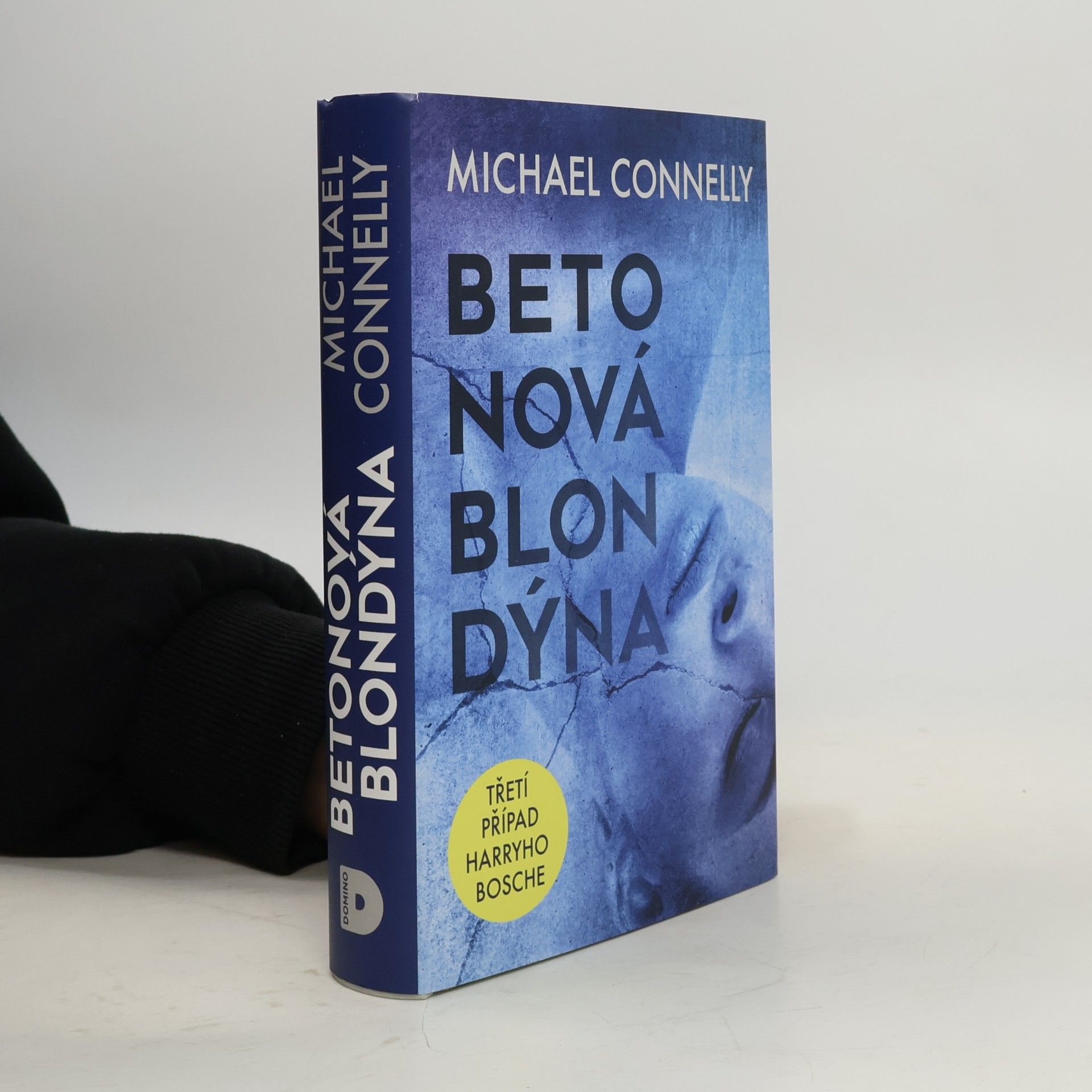 Betonová blondýna