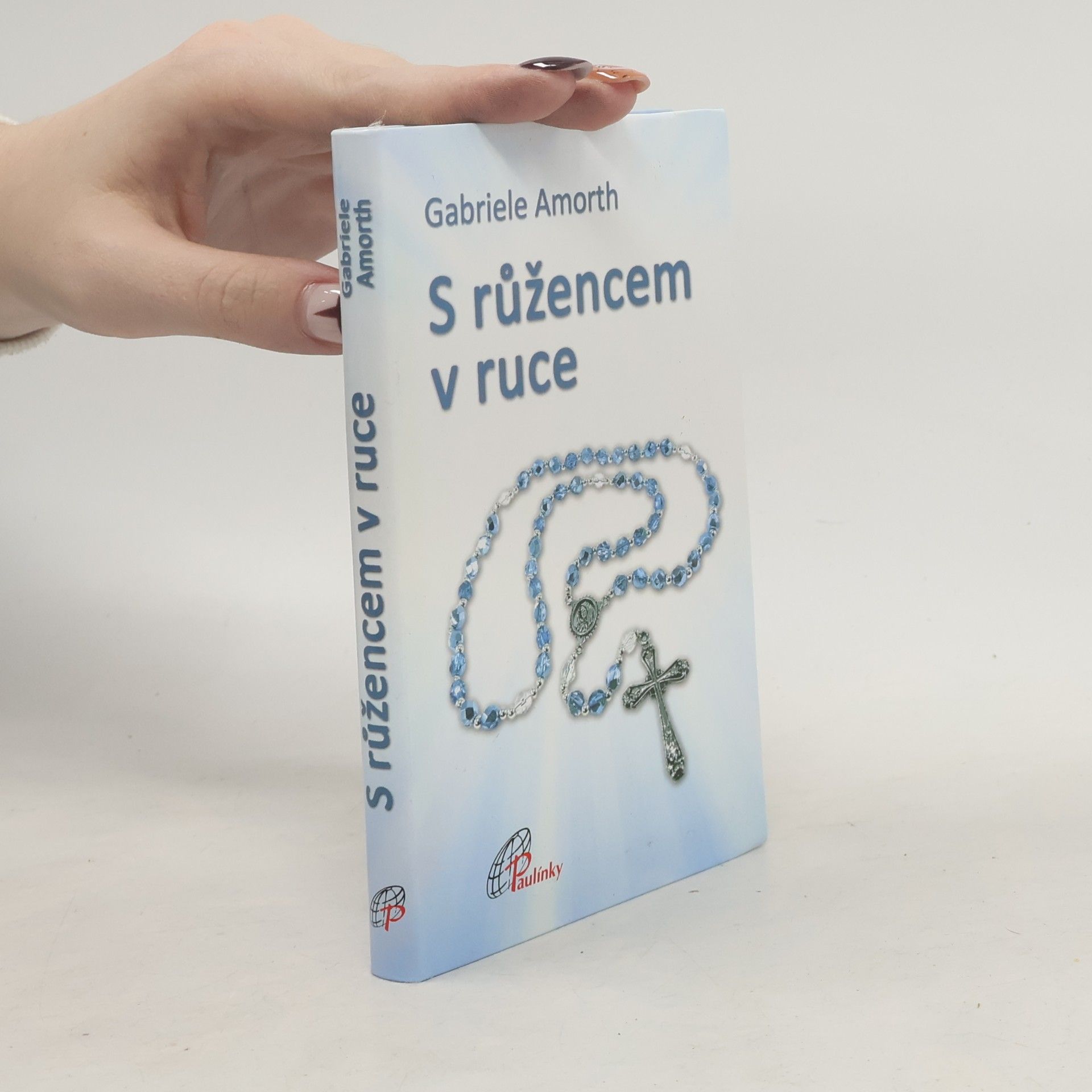 S růžencem v ruce
