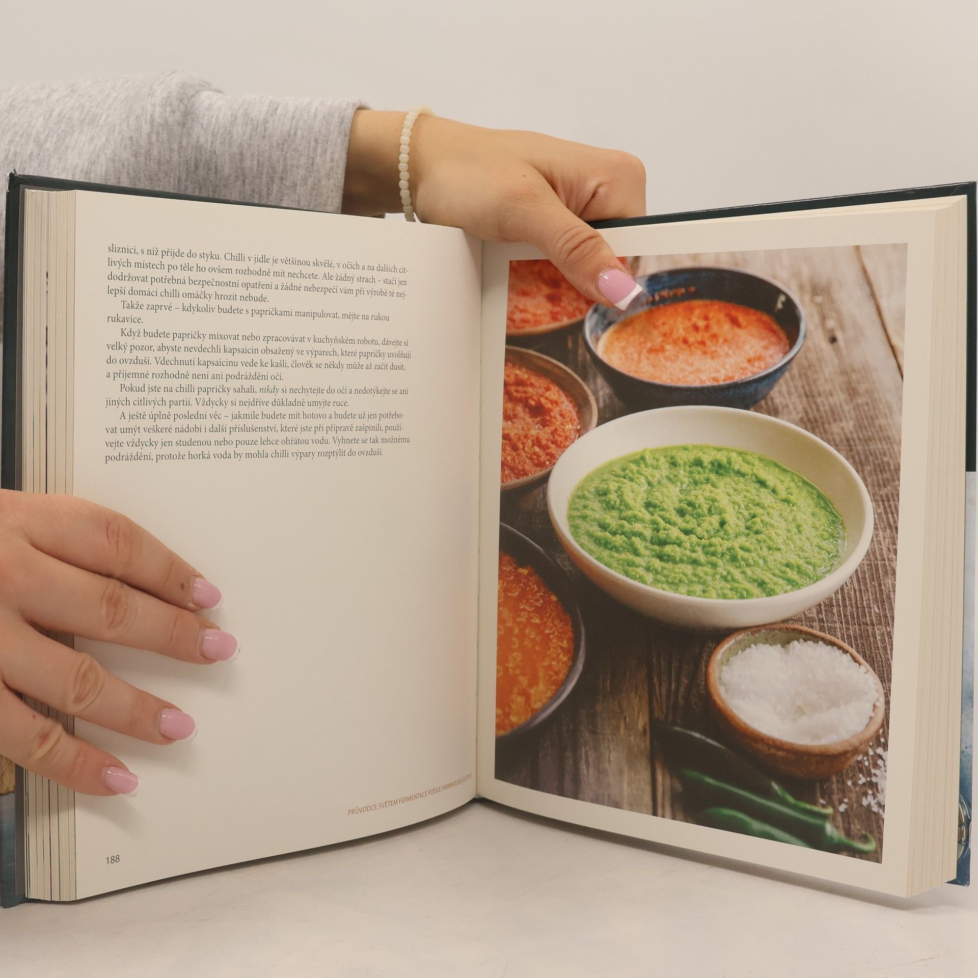 Kathryn Lukas Průvodce světem fermentace podle farmhouse culture : domácí výroba pokrmů a nápojů s živými kulturami včetně 100 receptů od kimči po kombuchu