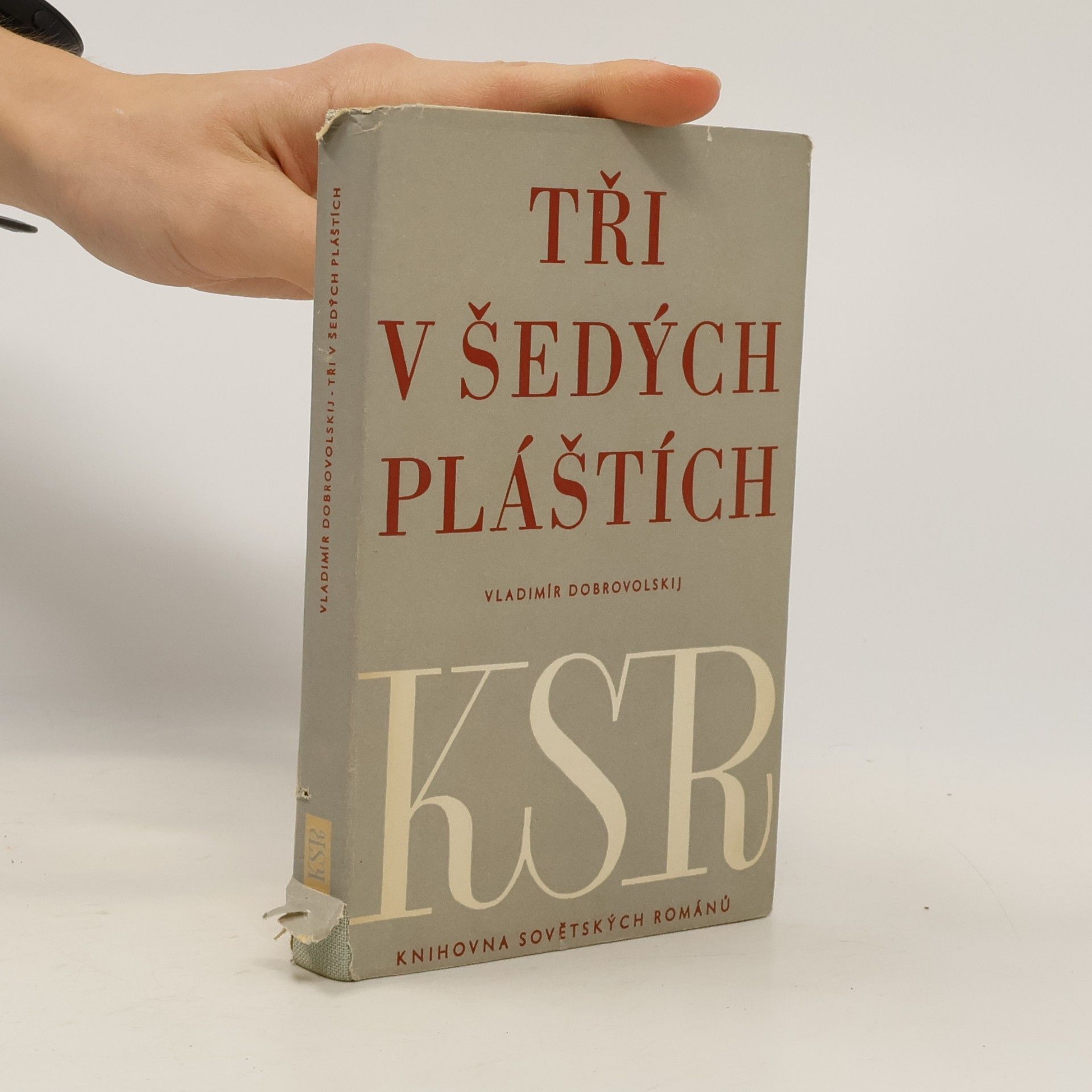 Tři v šedých pláštích