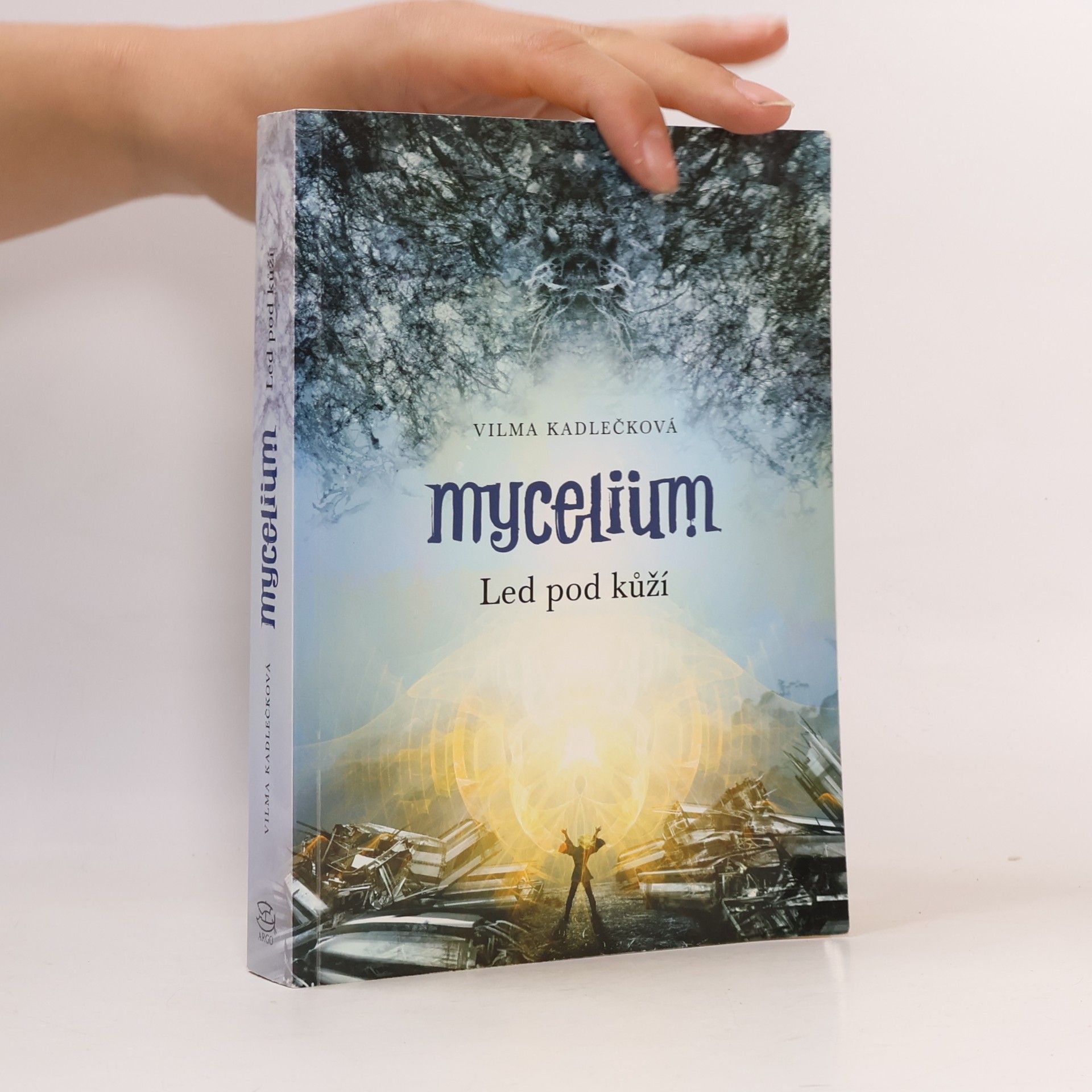 Mycelium. Led pod kůží