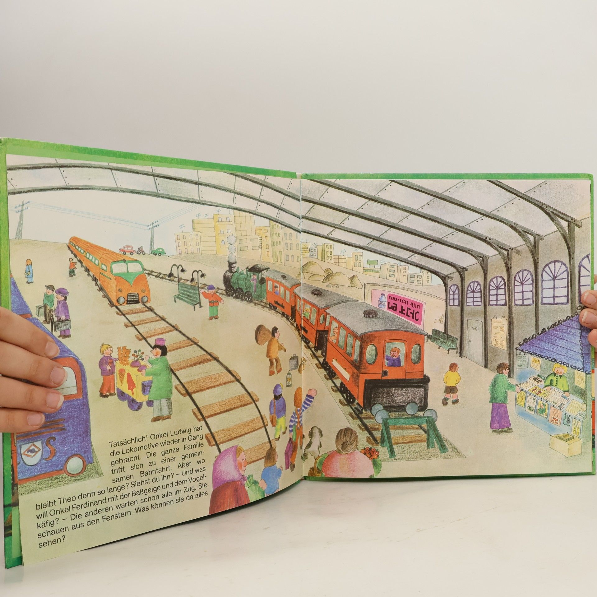Violeta Denou Theo fährt Eisenbahn