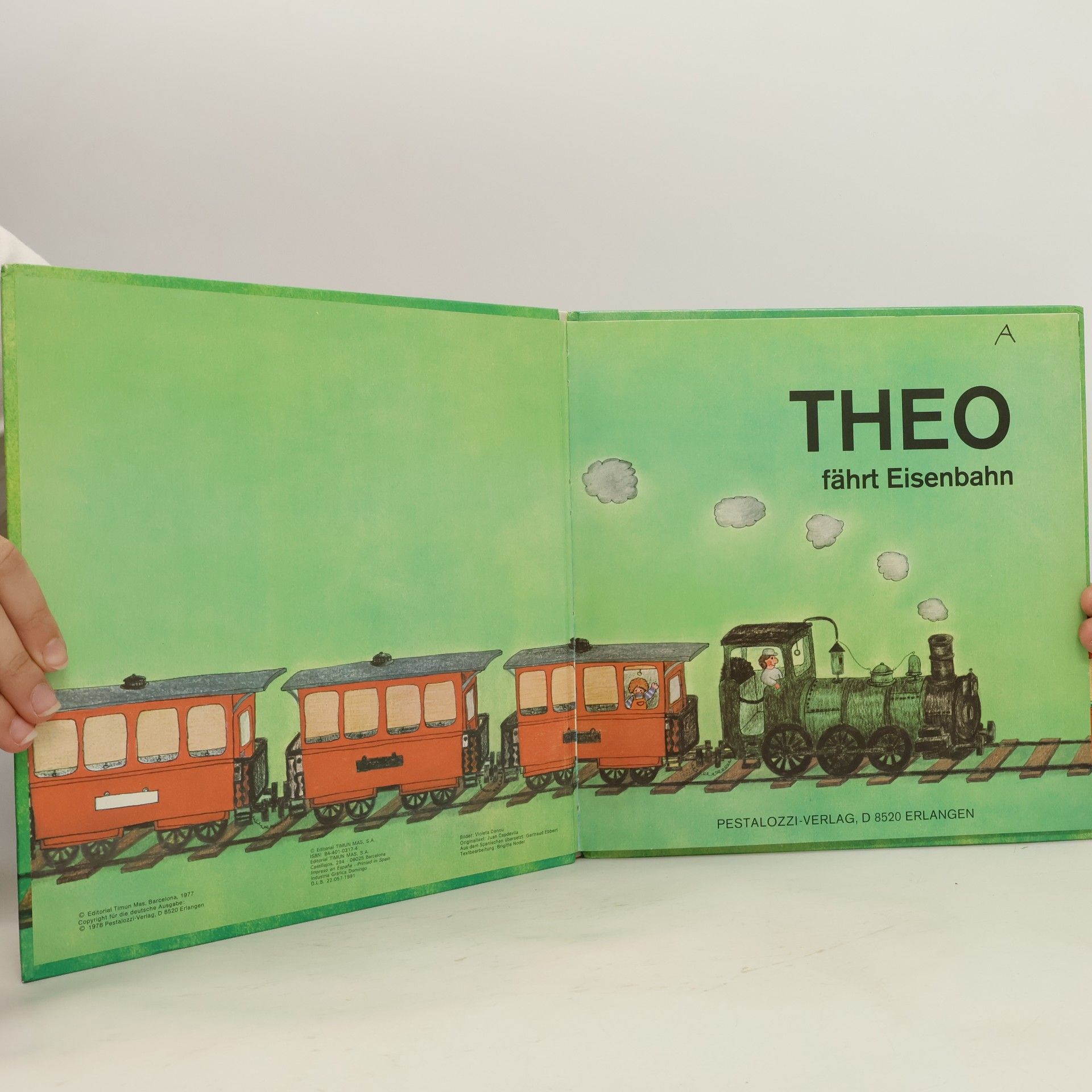Violeta Denou Theo fährt Eisenbahn