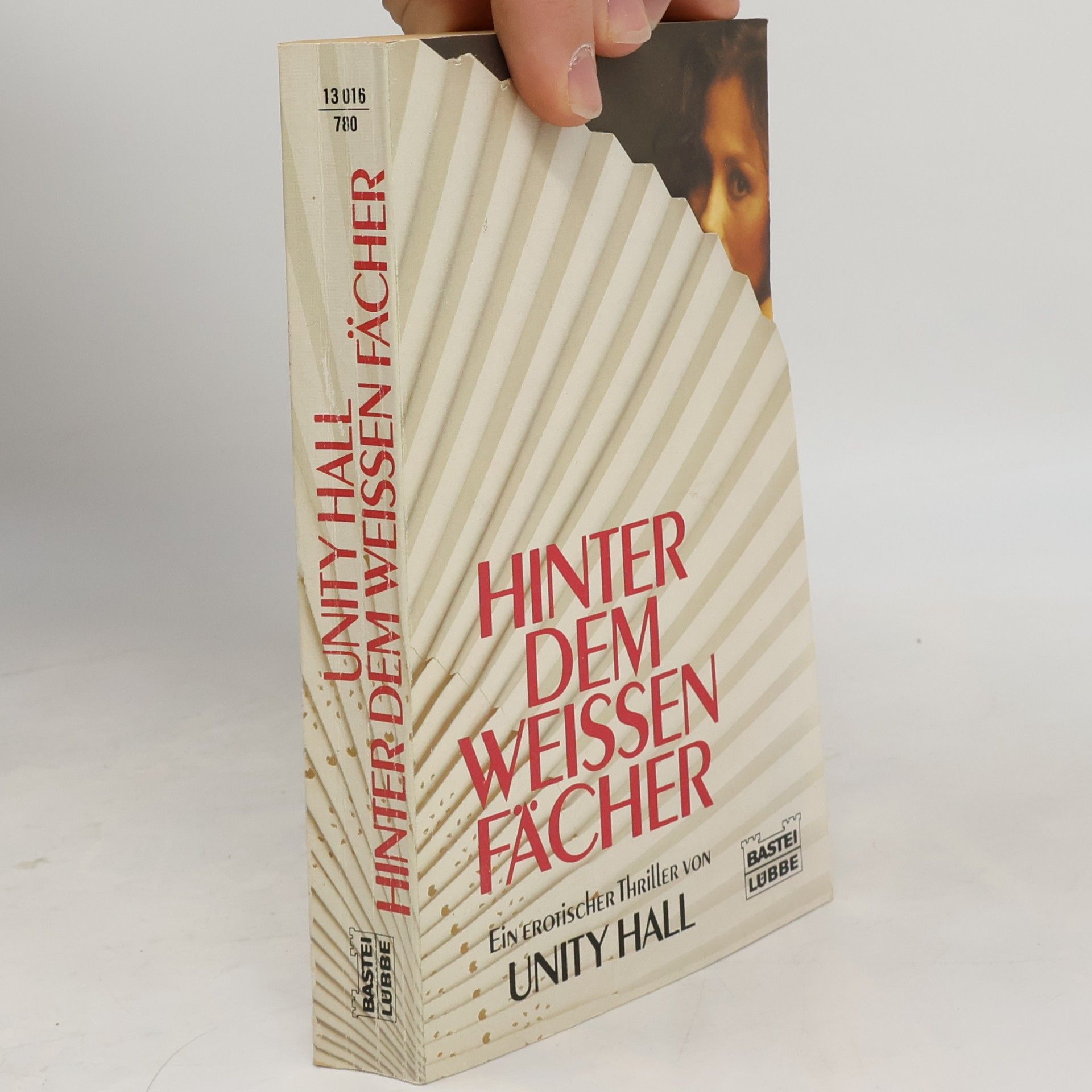Unity Hall Hinter dem weissen Fächer