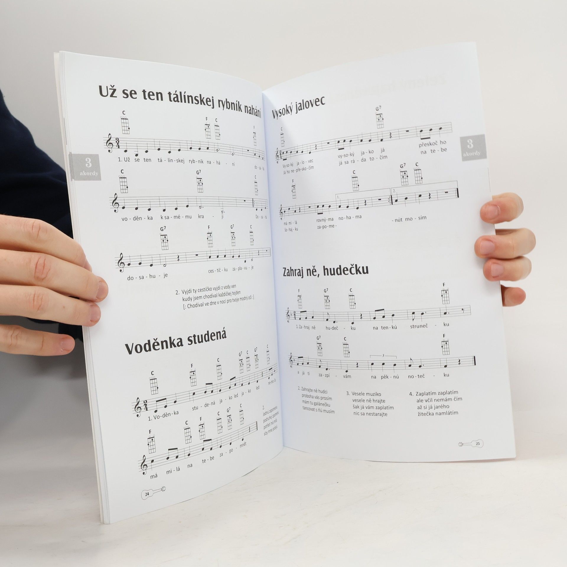 výroba hudeb.nástrojů G+W Lidovky a další písně pro ukulele na 2–5 akordů