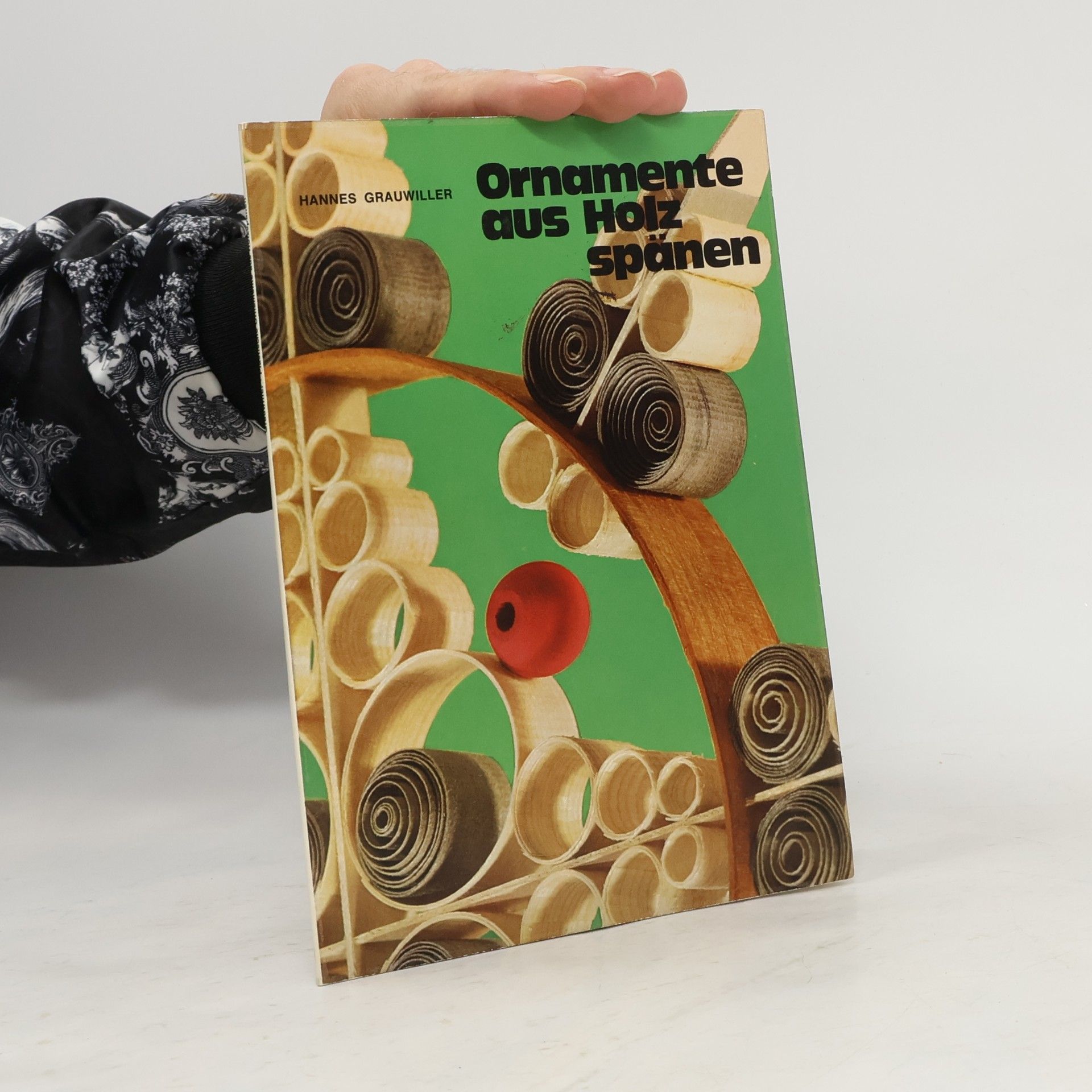 Hannes Grauwiller Plastische Ornamente aus Holzspänen