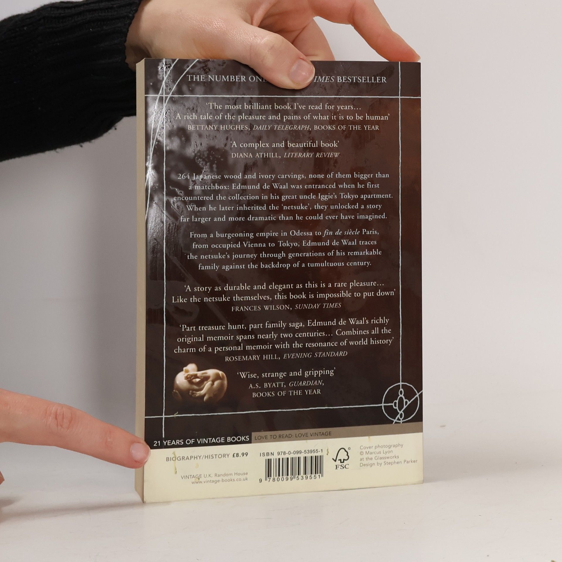 Edmund de Waal The hare with amber eyes. A hidden inheritance