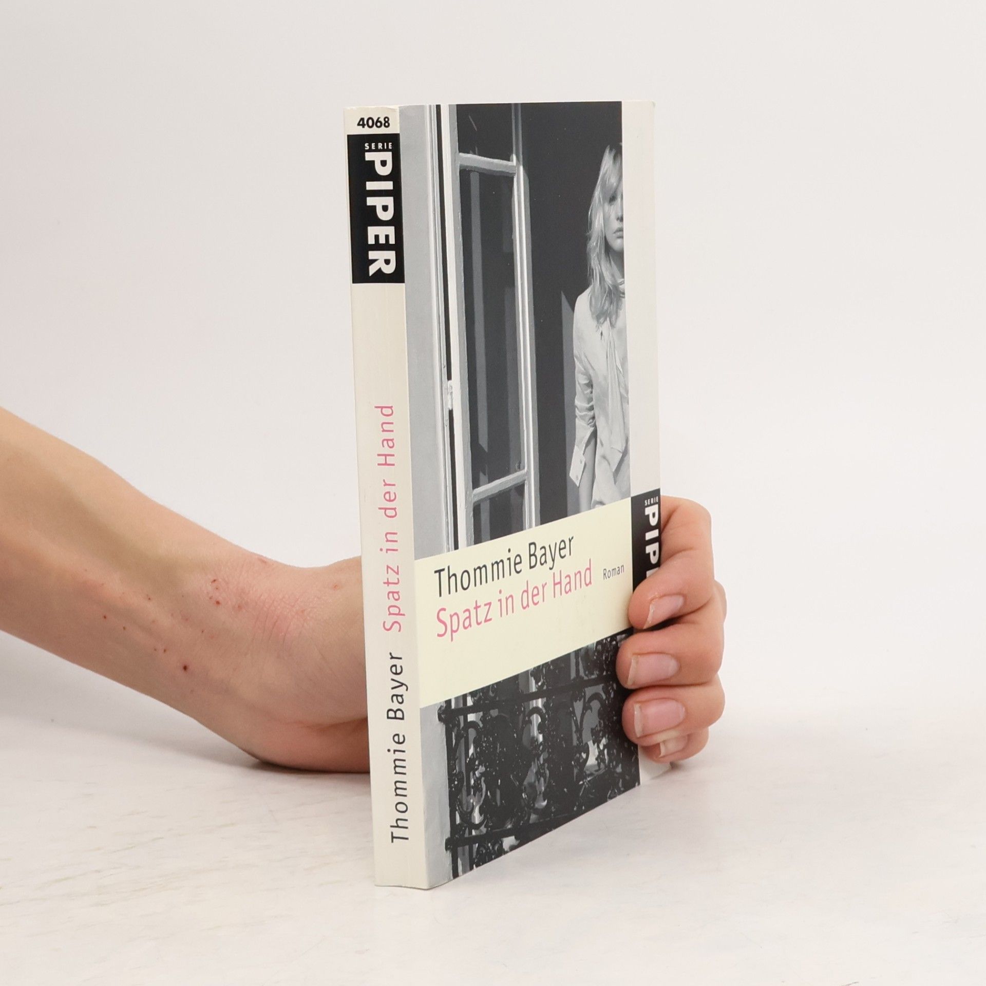 Thommie Bayer Spatz in der Hand