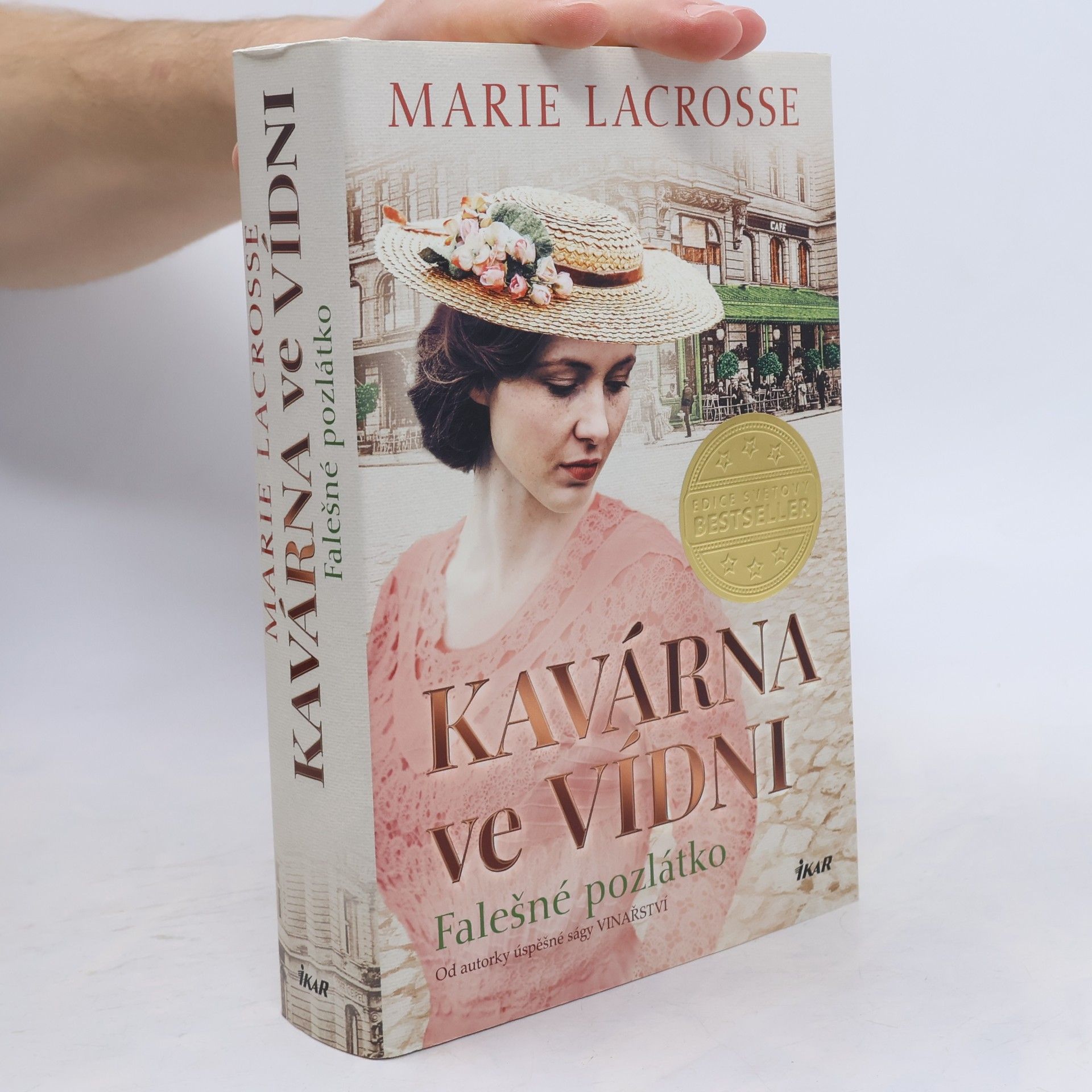 Marie Lacrosse Kavárna ve Vídni. Falešné pozlátko