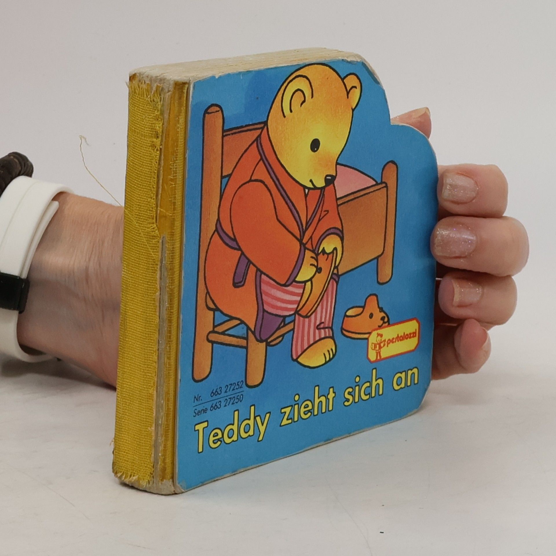 Teddy zieht sich an