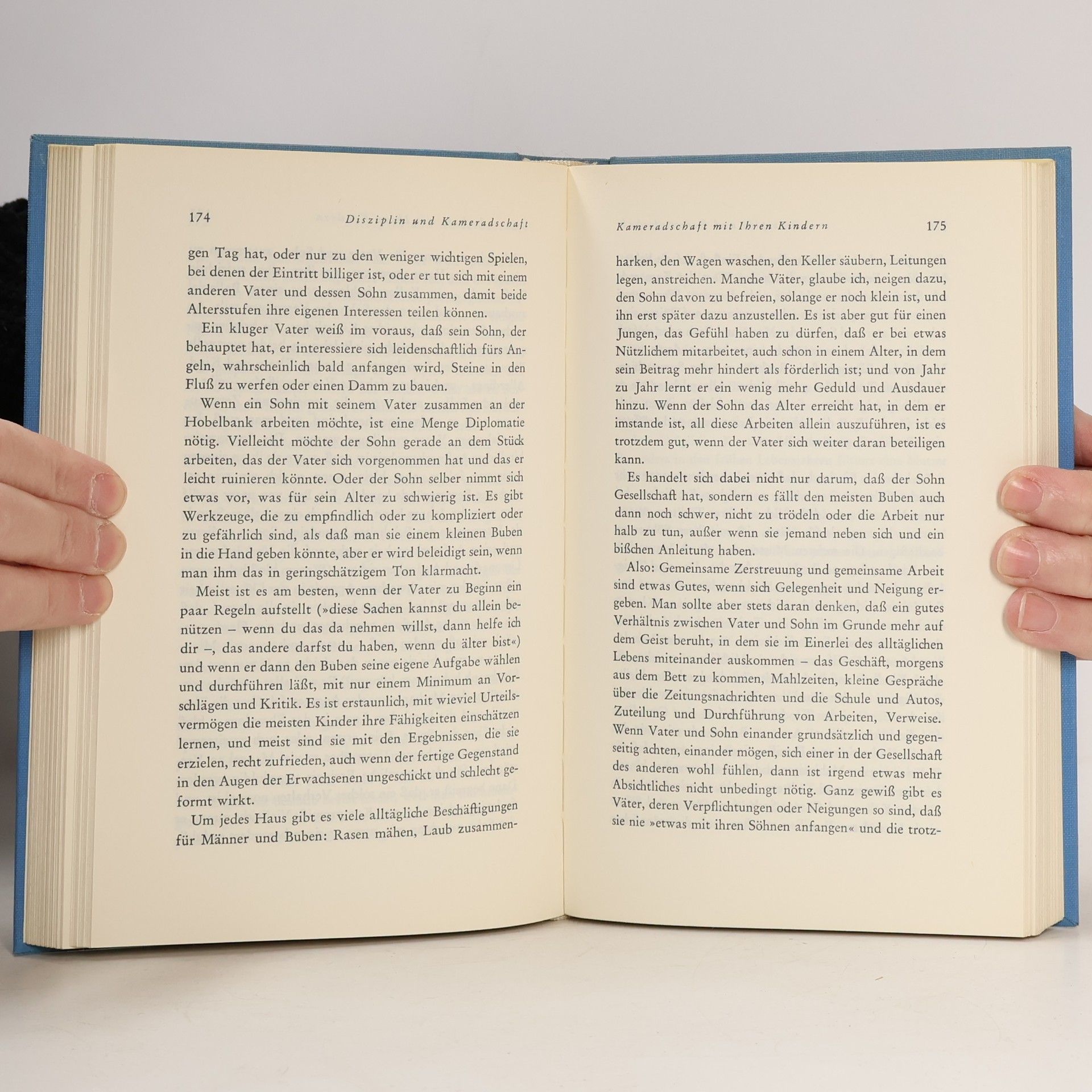 Benjamin Spock Große Hand führt kleine Hand