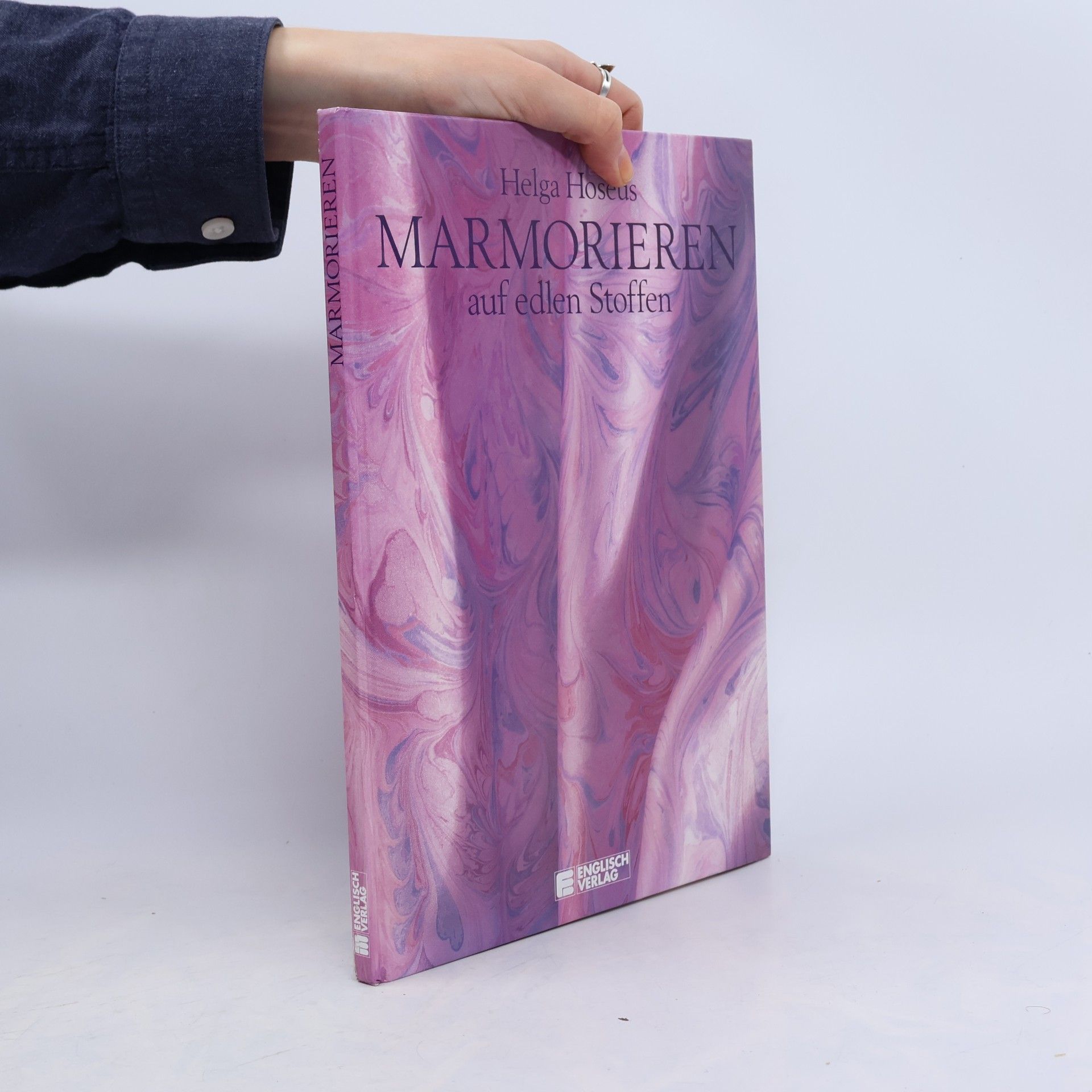 Helga Hose͏̈us Marmorieren auf edlen Stoffen