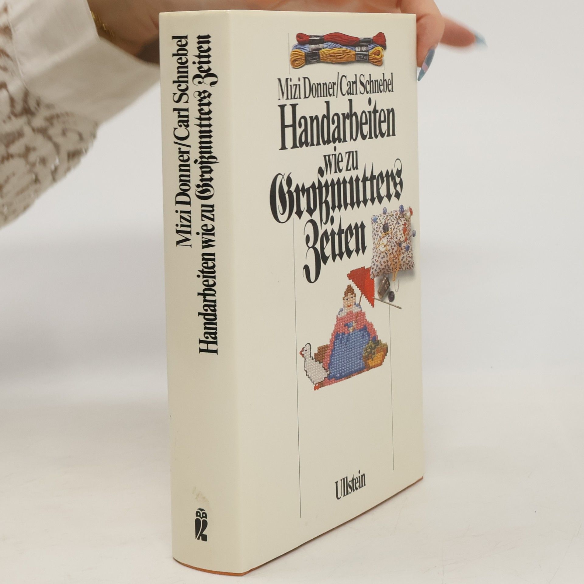 Handarbeiten wie zu Großmutters Zeiten. Illustriertes Handbuch für das Häkeln, Stricken, Sticken, Knüpfen für die Klöppel-, Durchbruch- und Spitzenarbeit, die Goldstickerei und die Zierstiche.