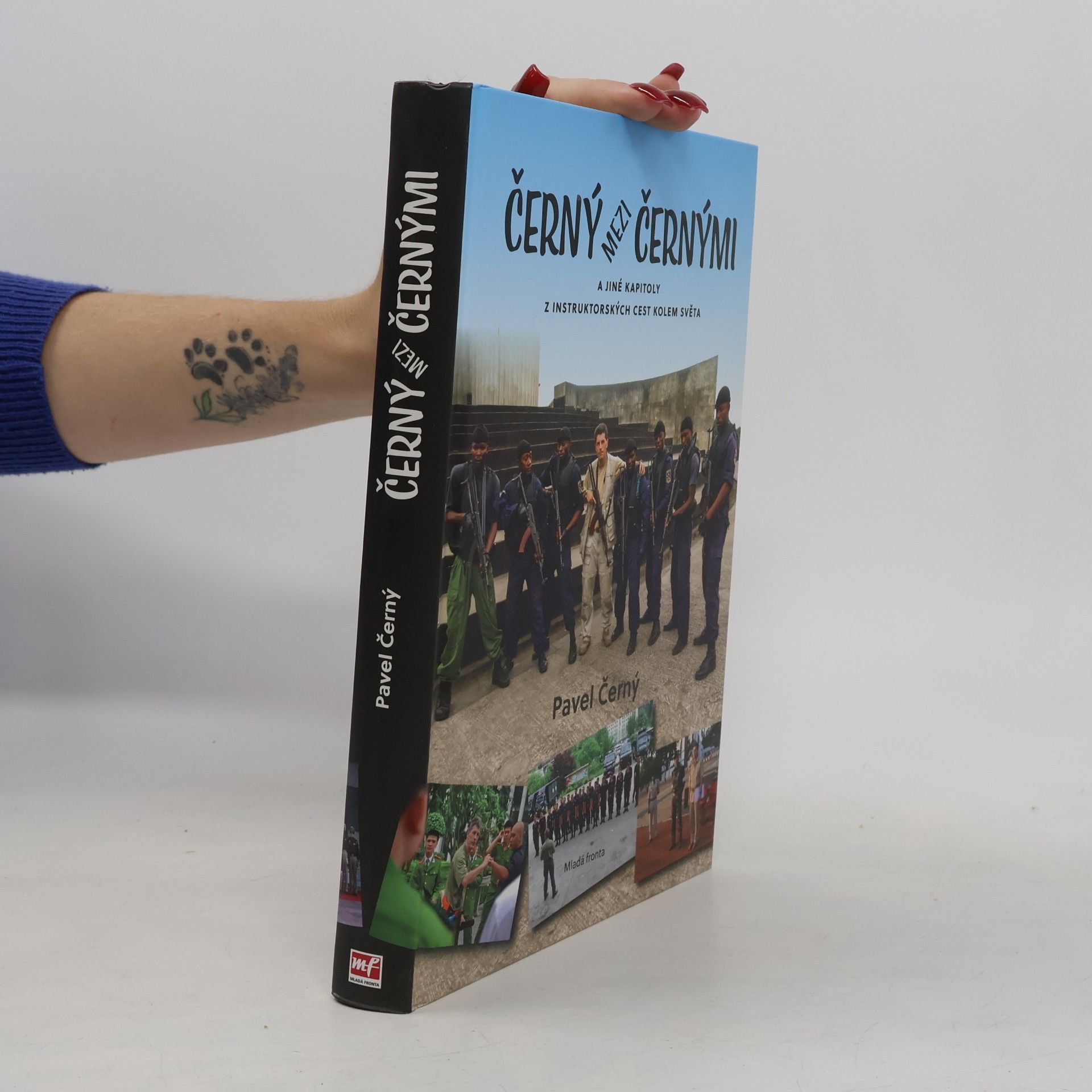 Černý mezi černými: A jiné kapitoly z instruktorských cest kolem světa