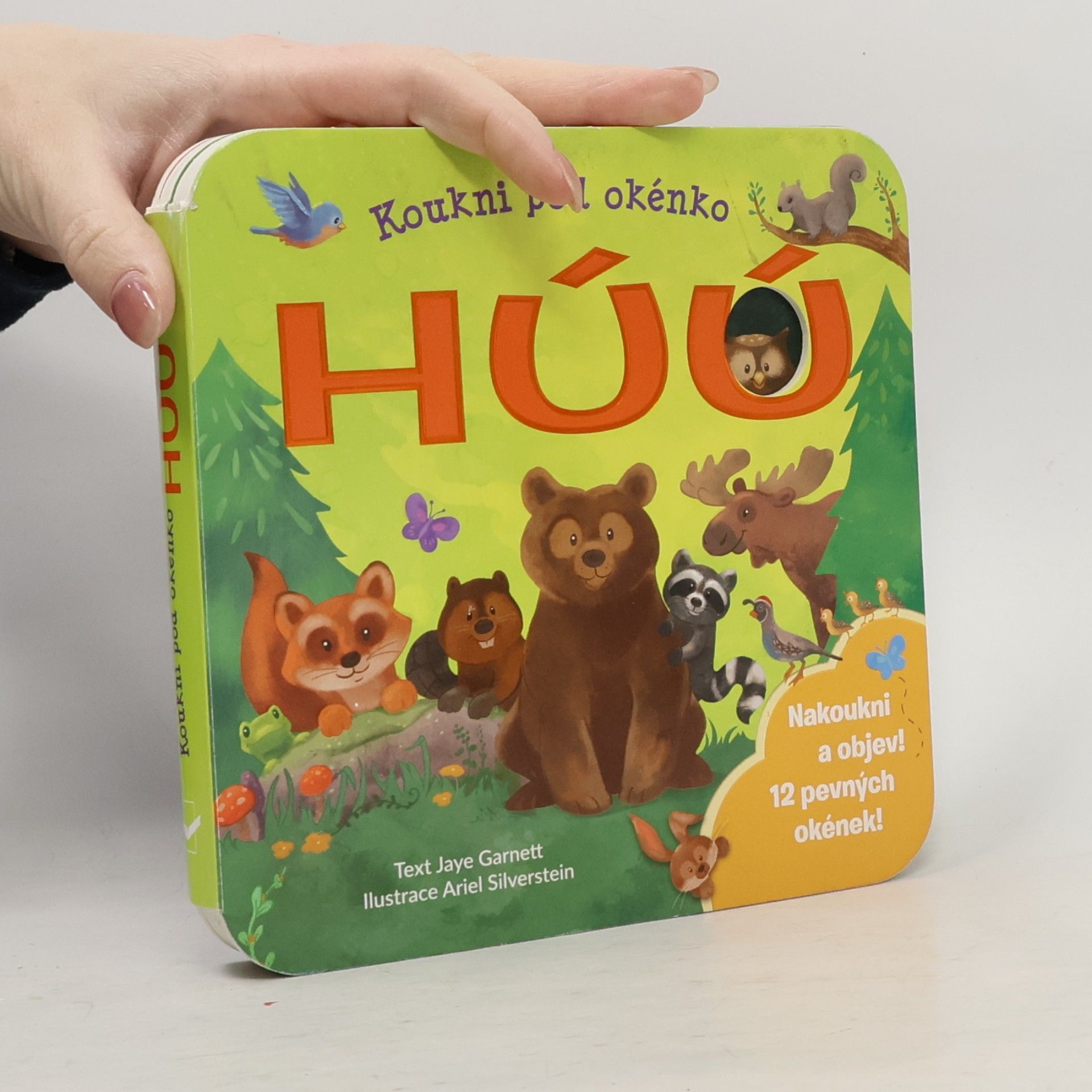 Húú. Koukni pod okénko