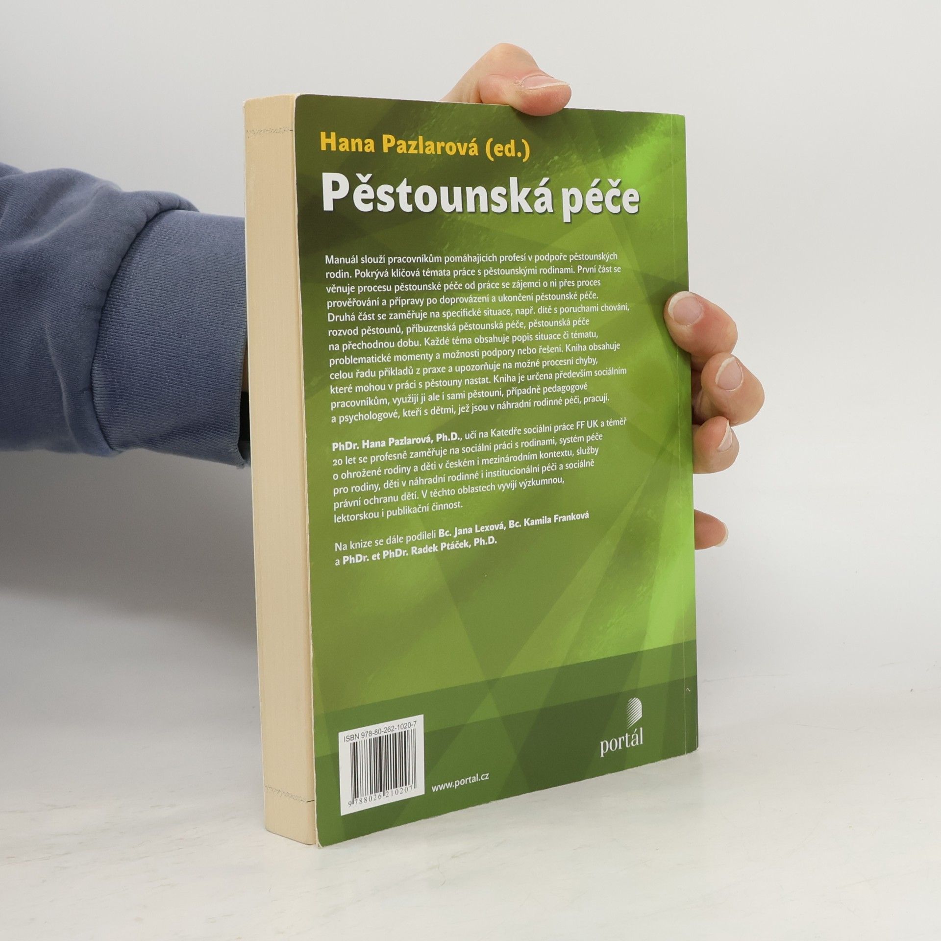 Hana Pazlarová Pěstounská péče : Manuál pro pomáhající profese