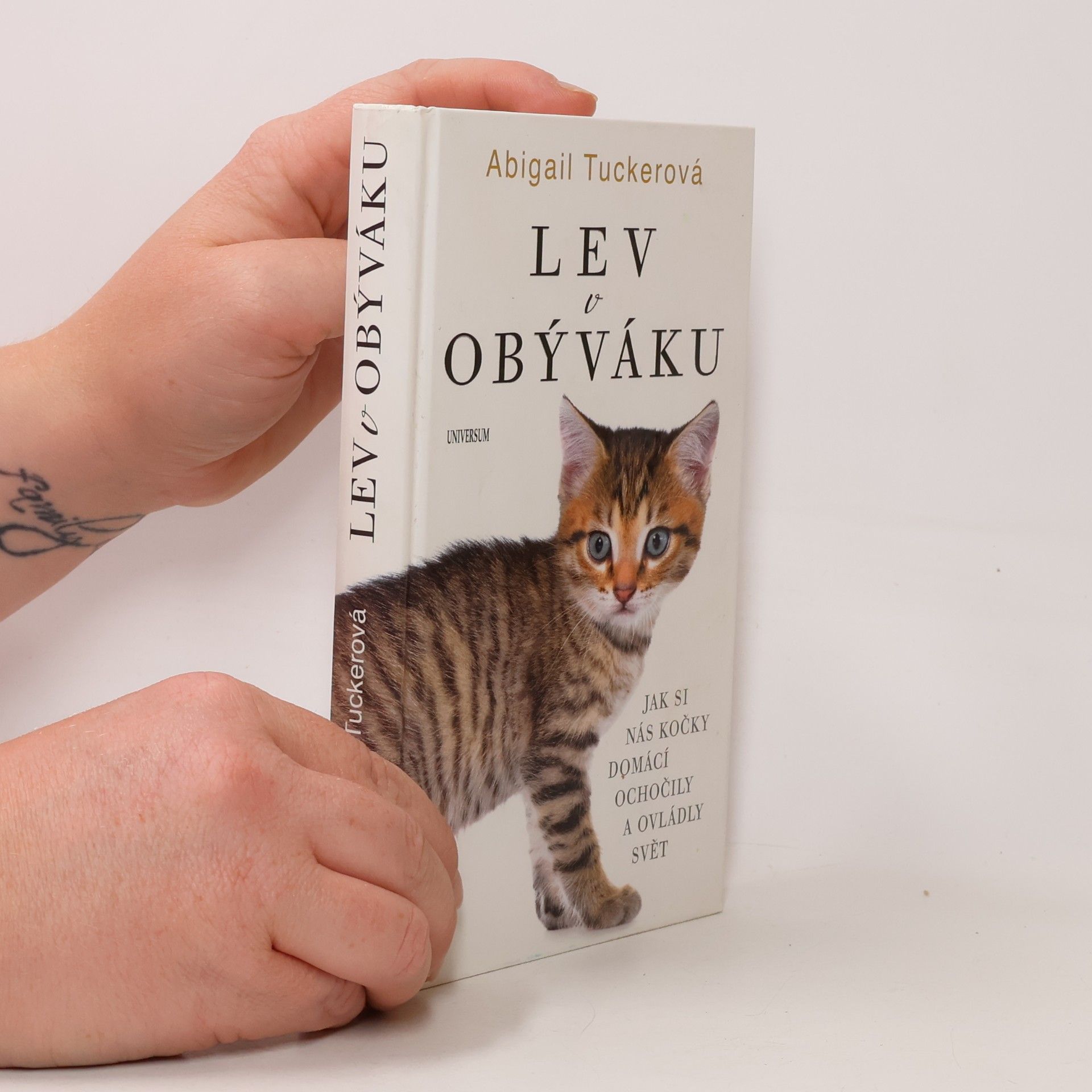 Abigail Tucker Lev v obýváku: Jak si nás kočky domácí ochočily a ovládly svět