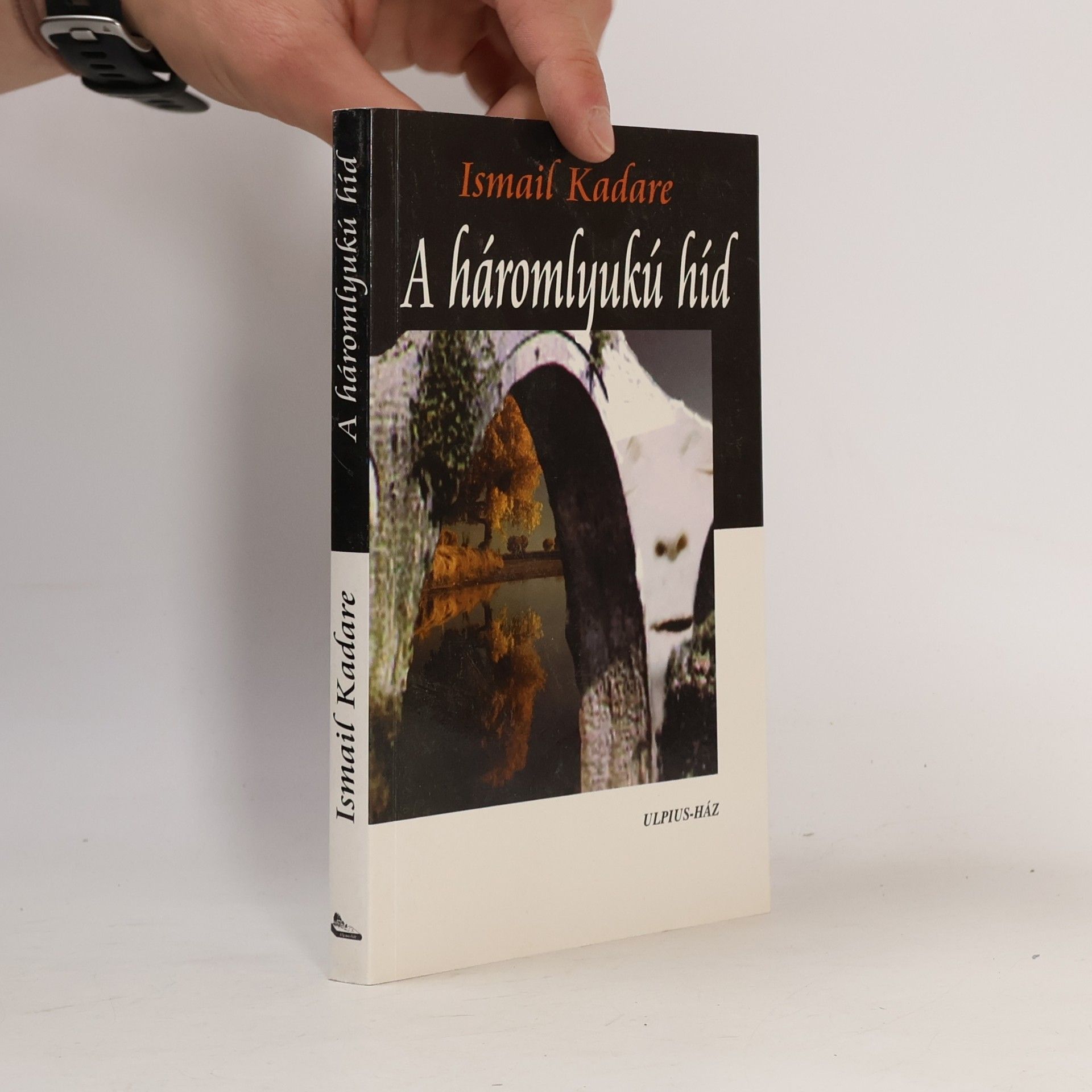 Ismail Kadare A háromlyukú híd