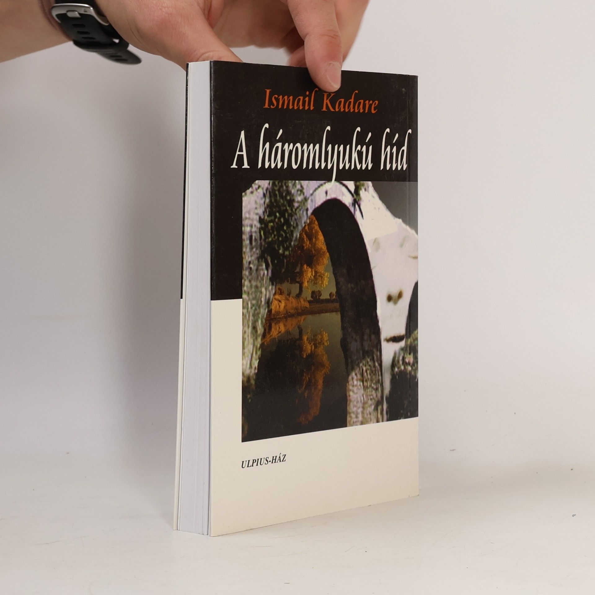 Ismail Kadare A háromlyukú híd