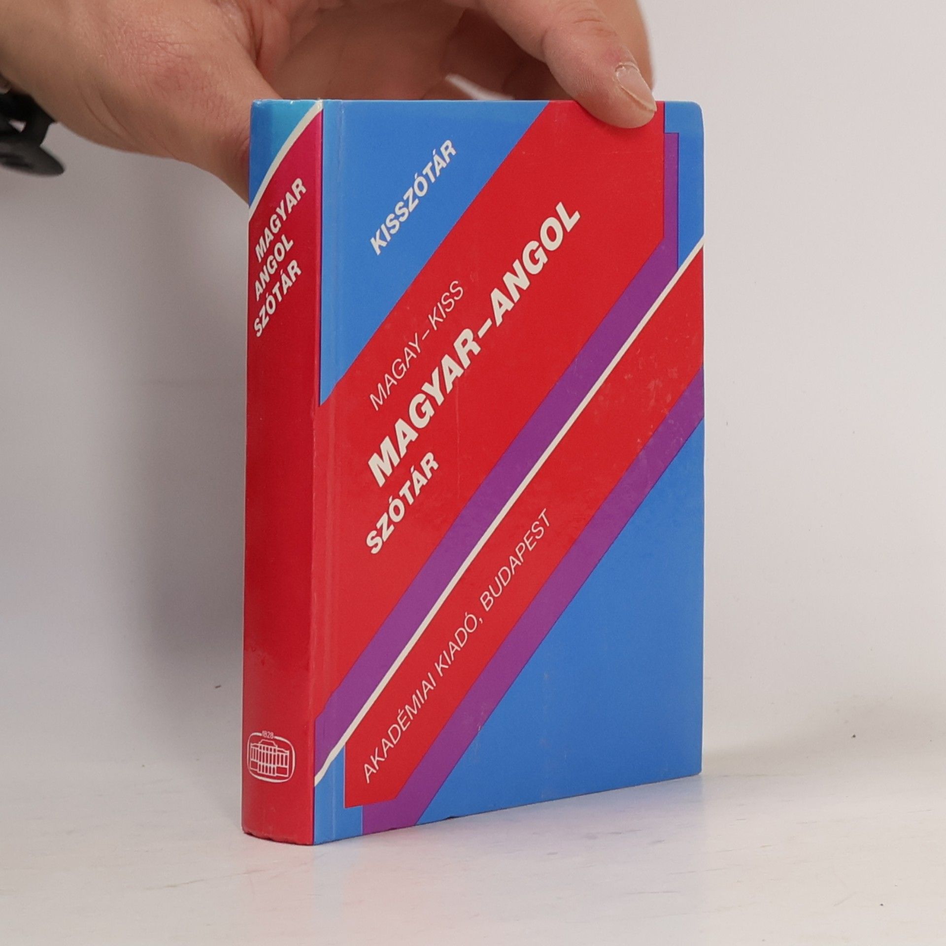 Magyar- Angol Kisszótár = Hungarian- English Dictionary