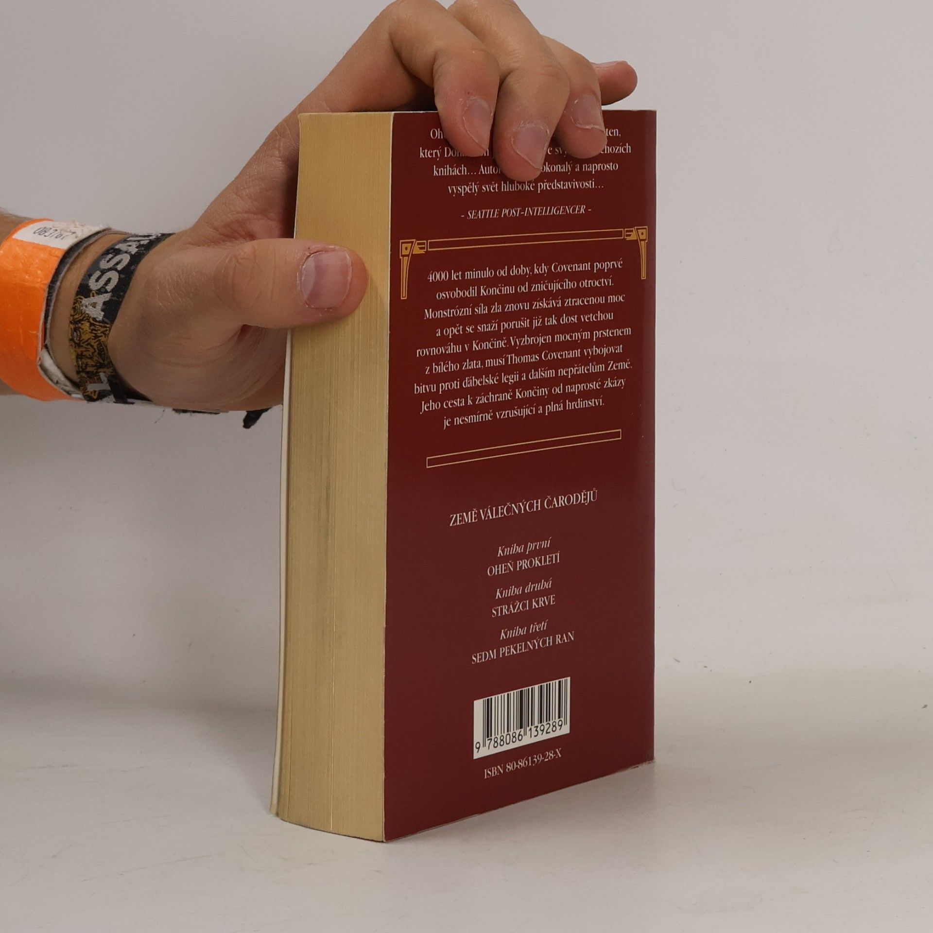 Stephen R. Donaldson Země válečných čarodějů. Kniha první, Oheň Prokletí