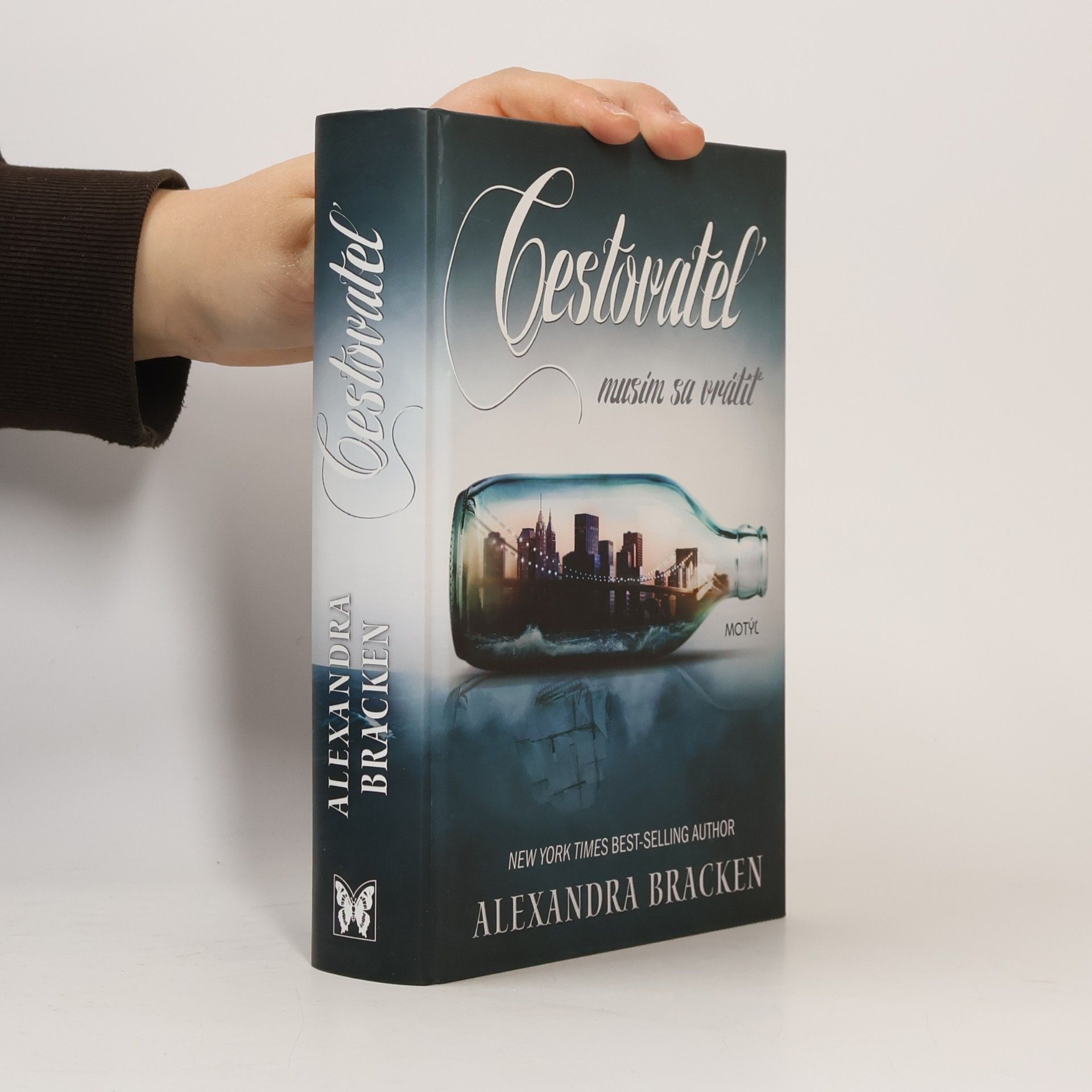 Alexandra Bracken Cestovateľ