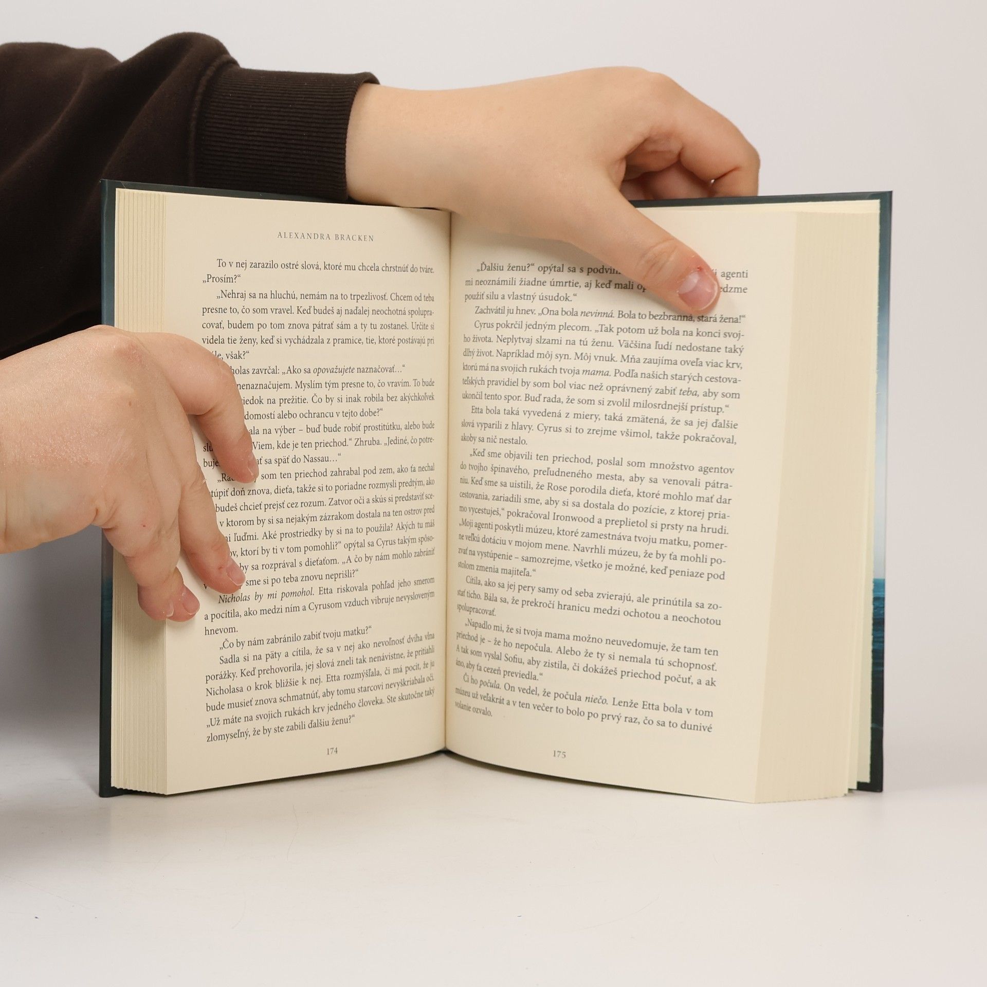 Alexandra Bracken Cestovateľ