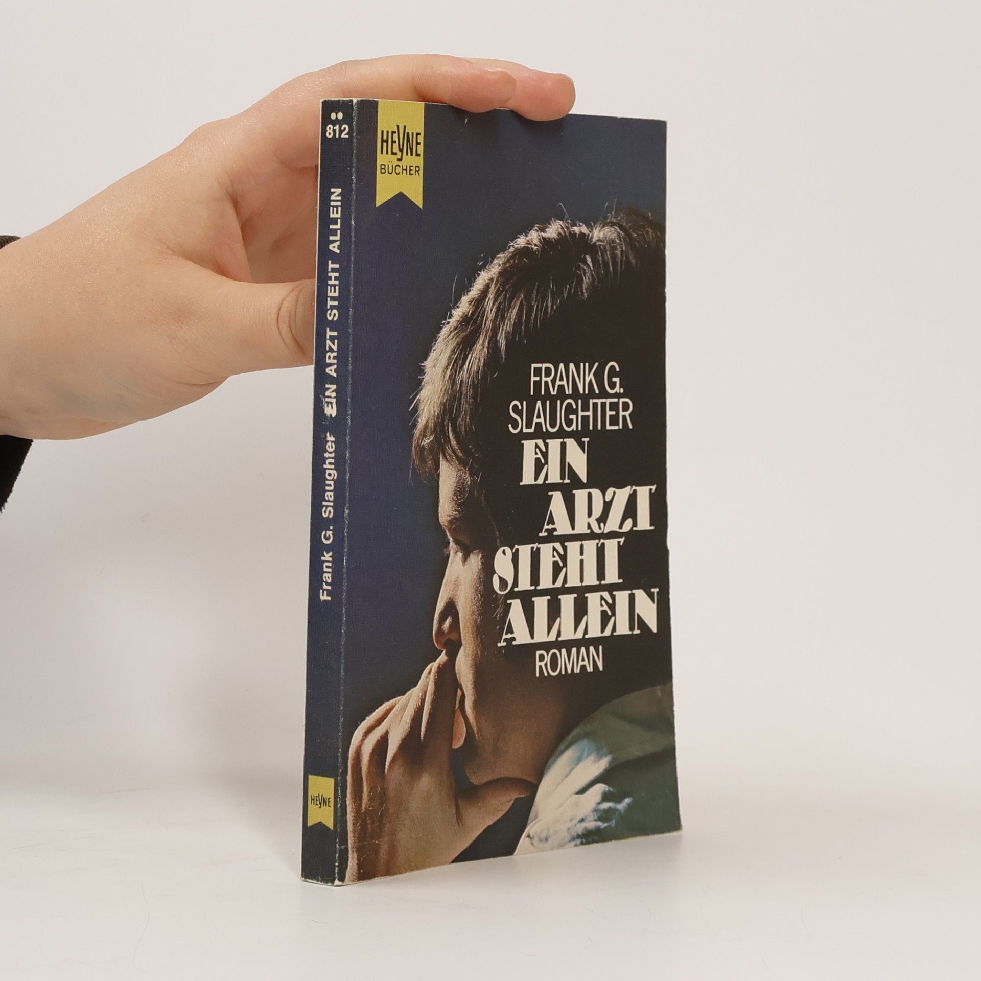 Ein Arzt steht allein.