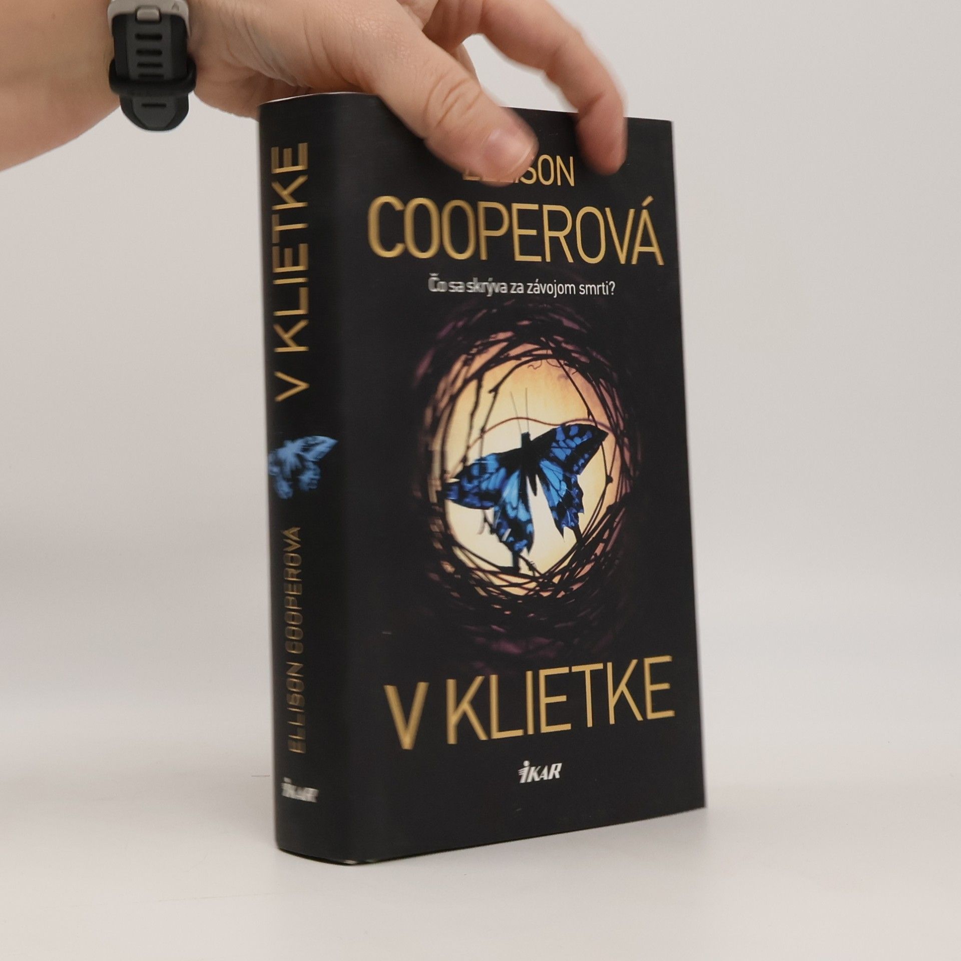 Ellison Cooper V klietke