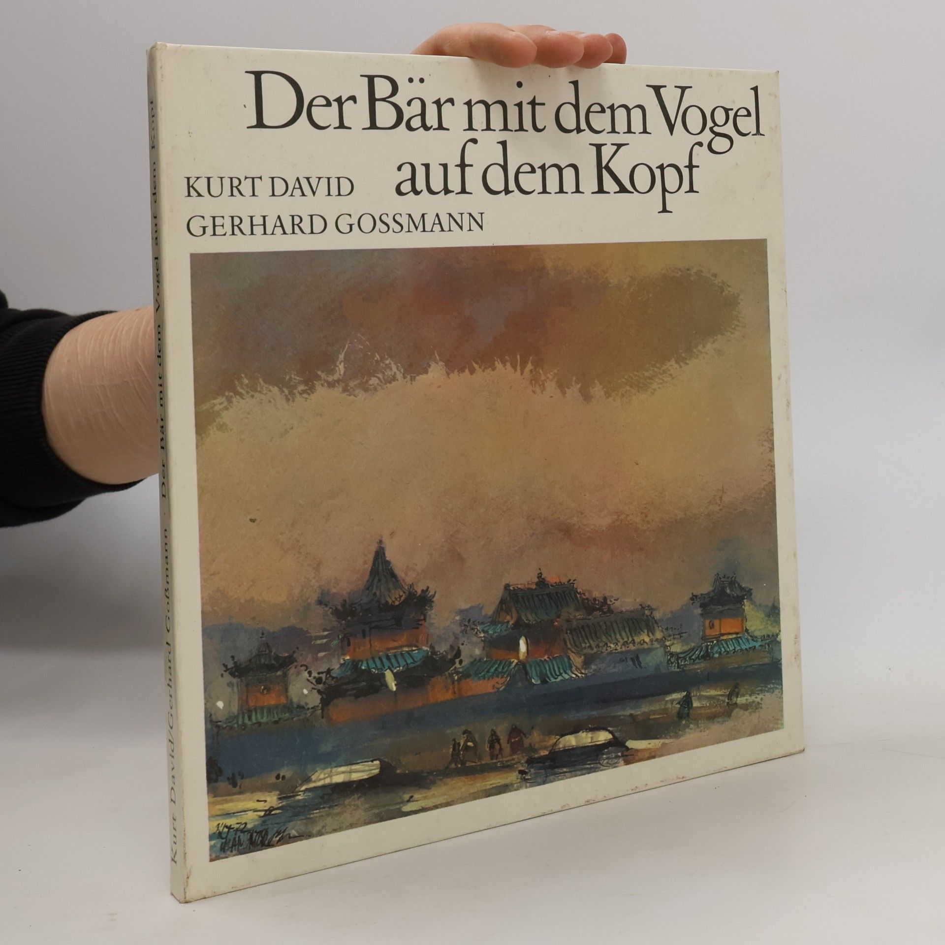 Der Bär mit dem Vogel auf dem Kopf