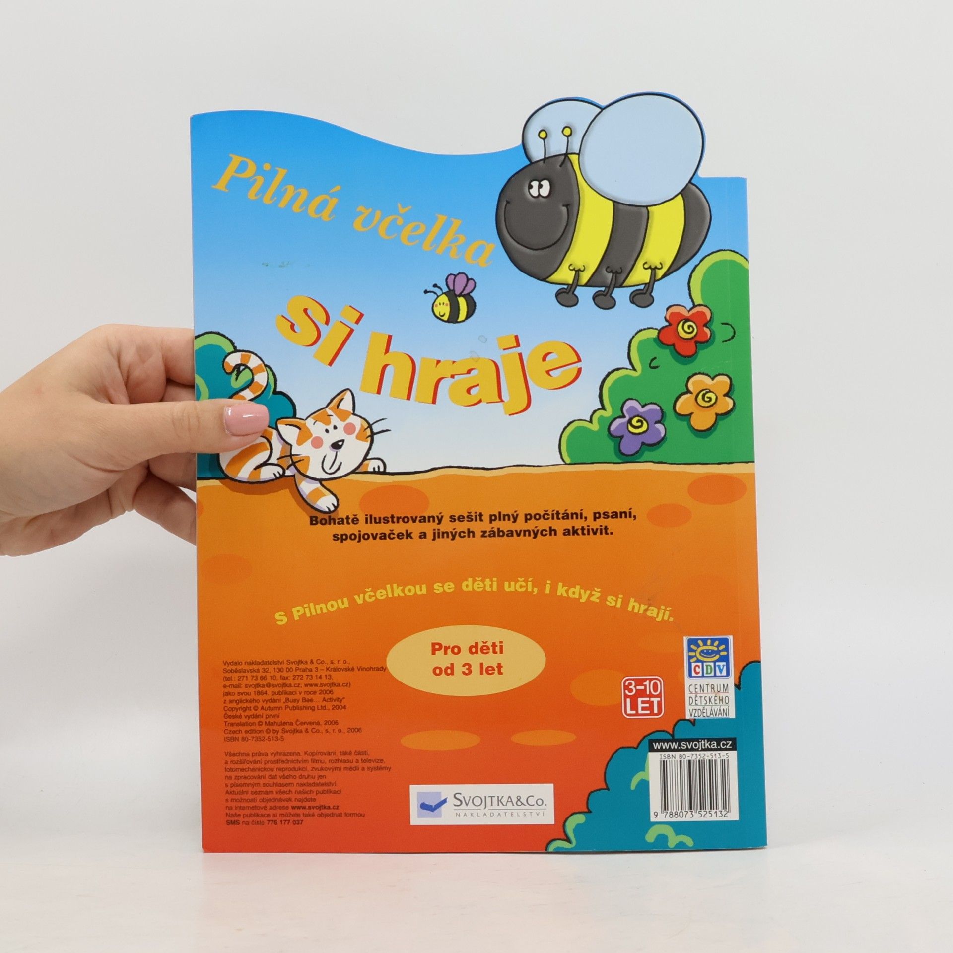 Pilná včelka si hraje