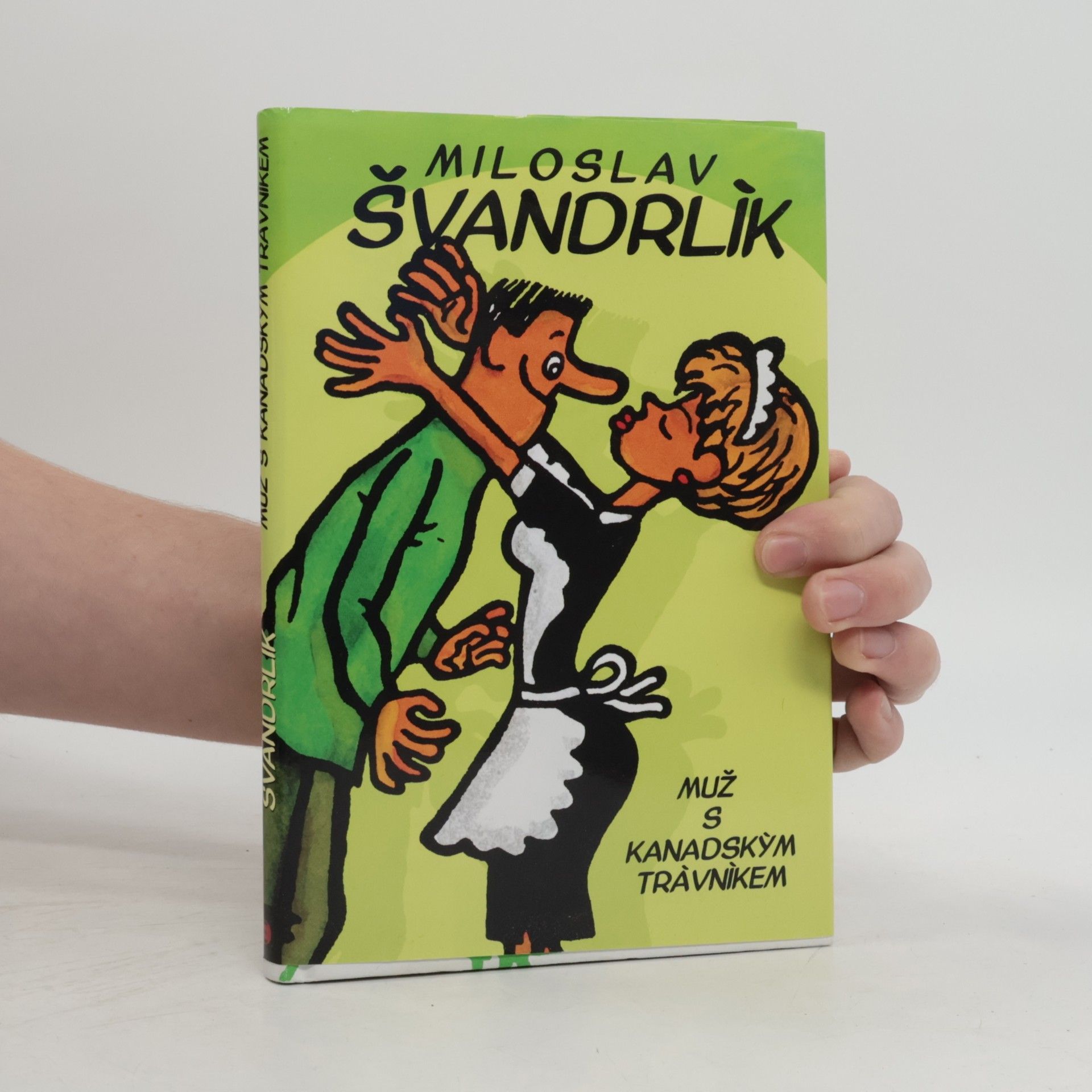 Muž s kanadským trávníkem