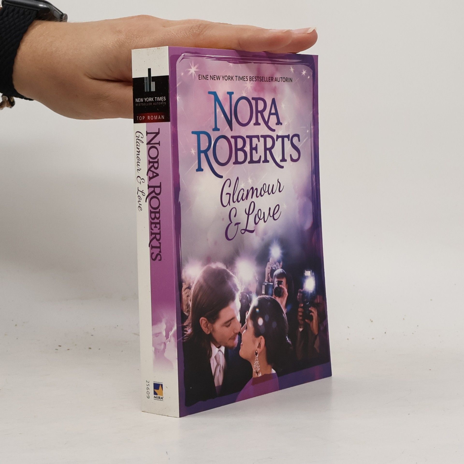 Nora Roberts Glamour & Love