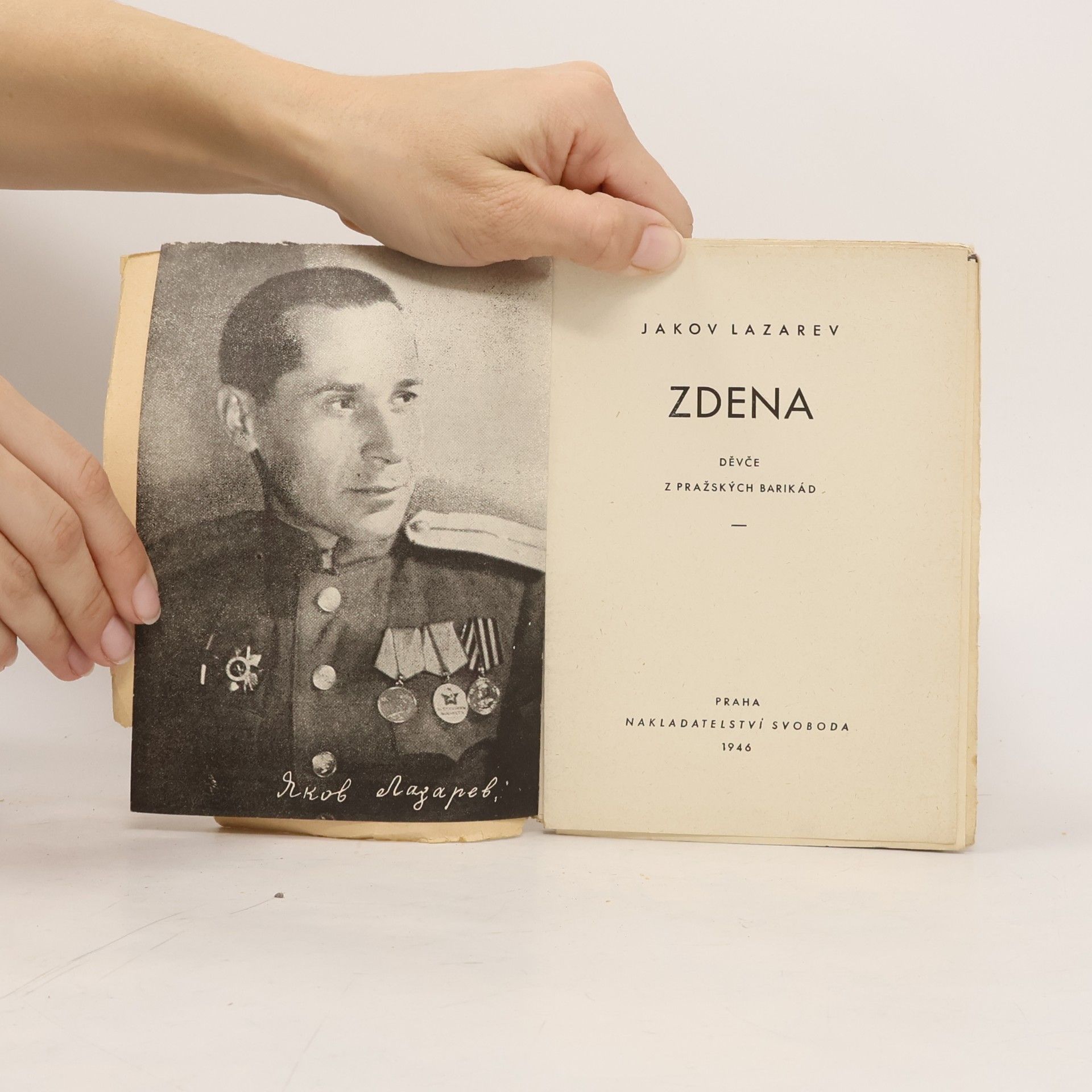 Jakov Lazarev Zdena. Děvče z pražských barikád