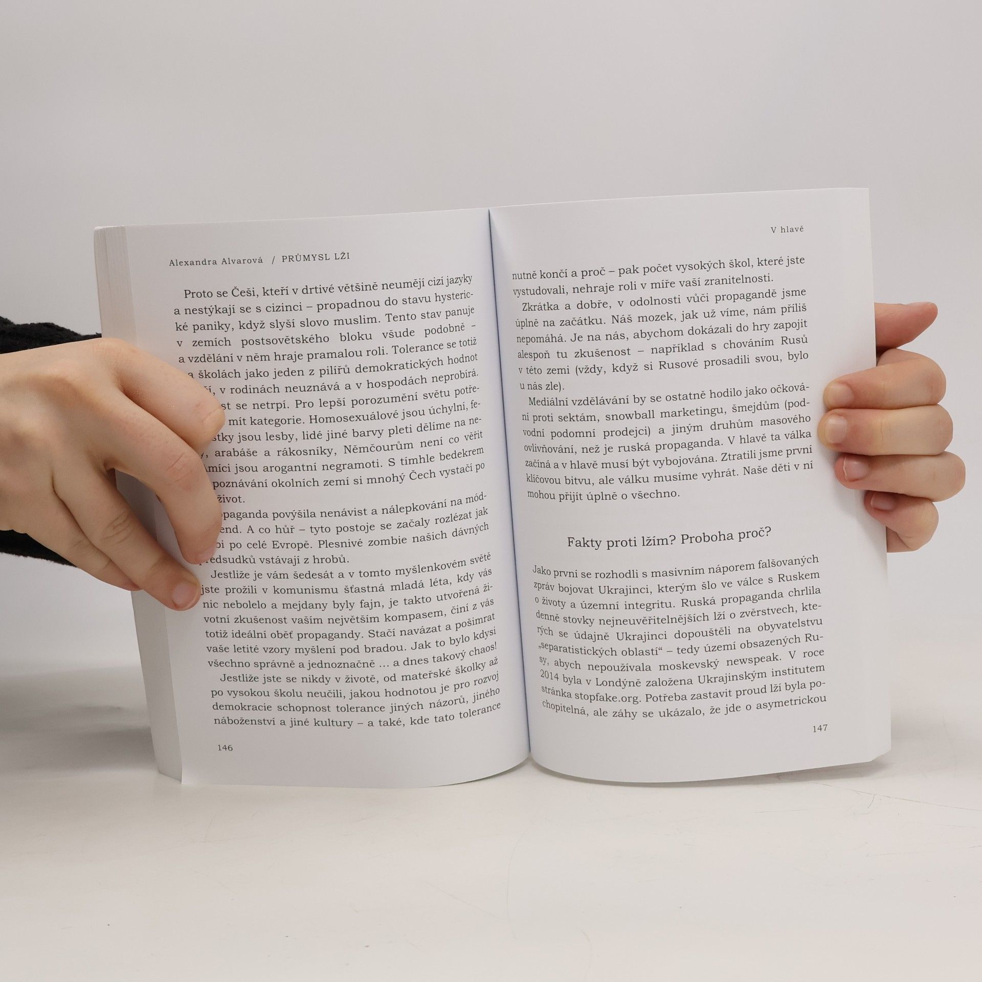 Alexandra Alvarová Průmysl lži: Propaganda, konspirace a dezinformační válka