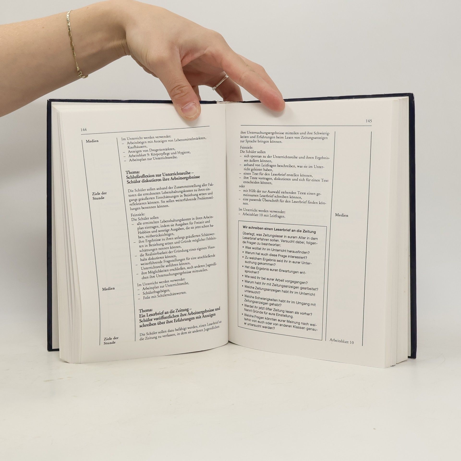Medienkundliches Handbuch