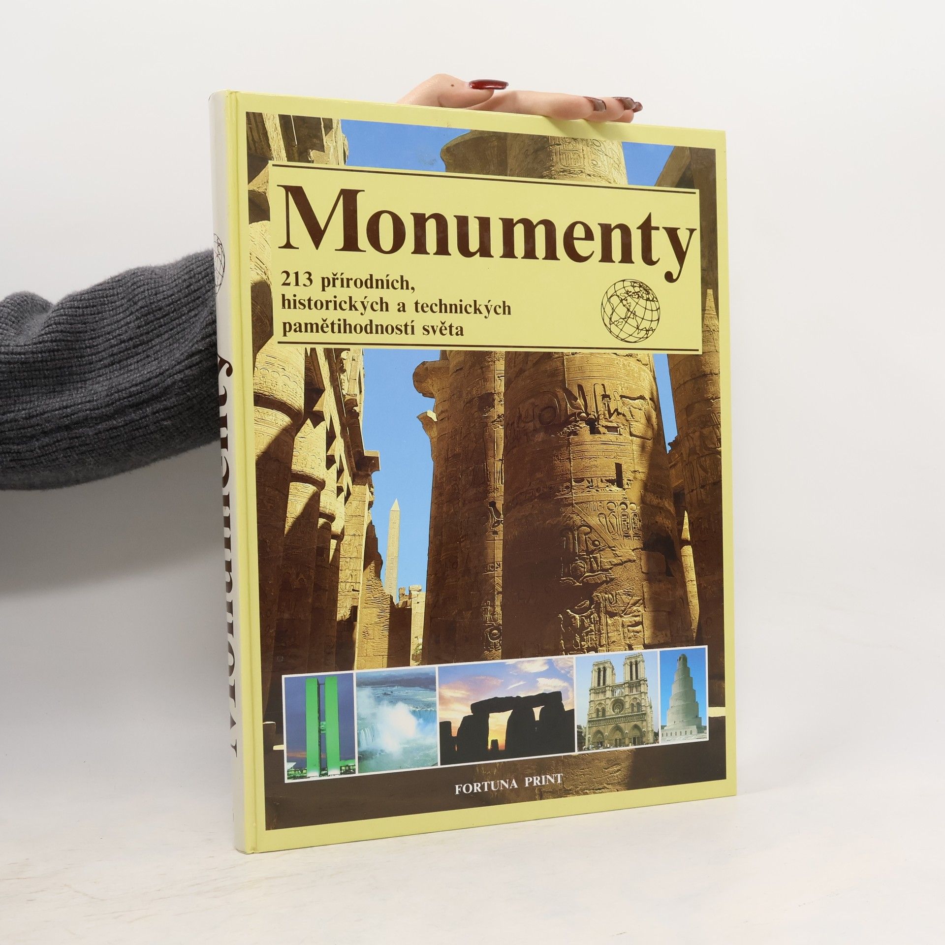 Autorenkollektiv Monumenty