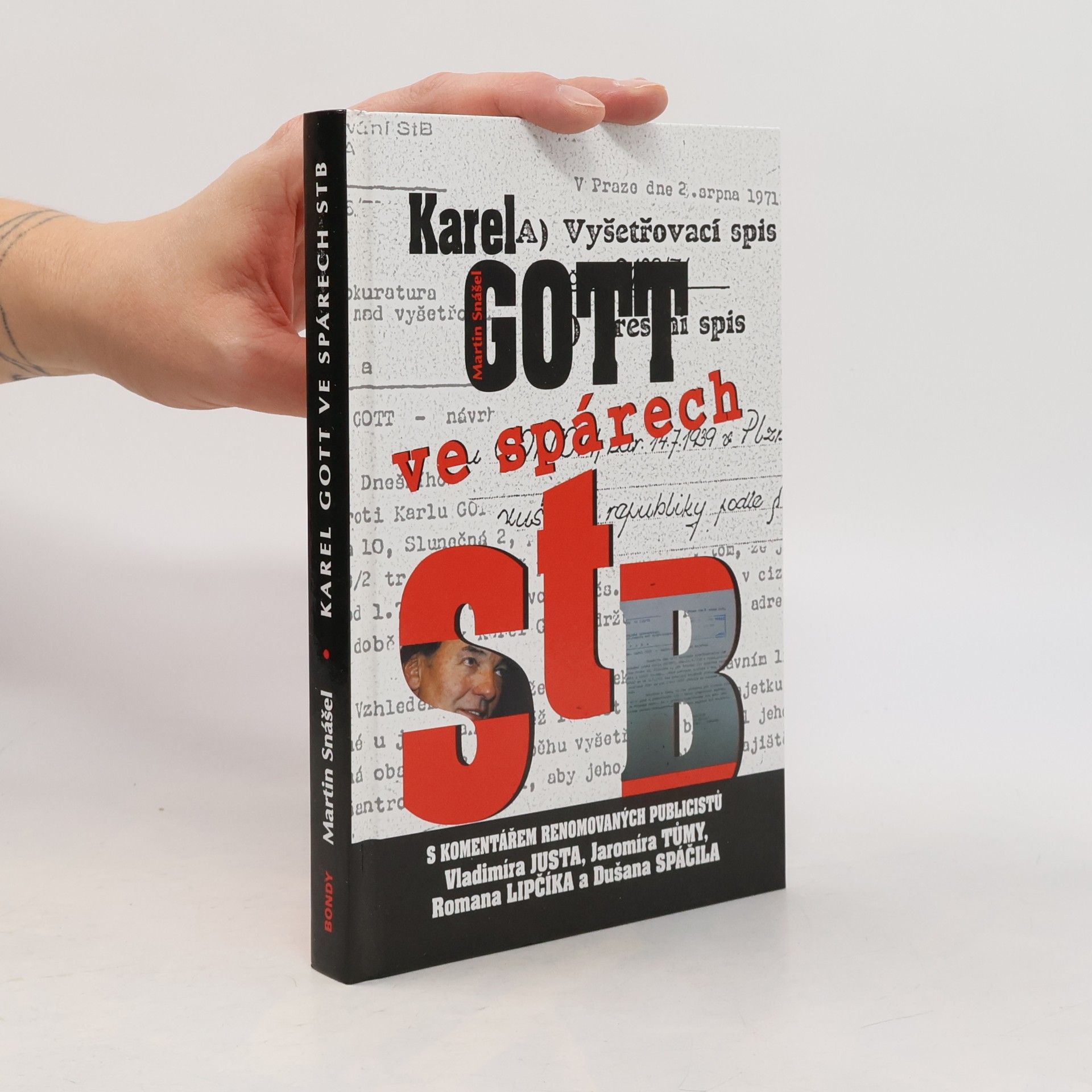 Karel Gott ve spárech StB