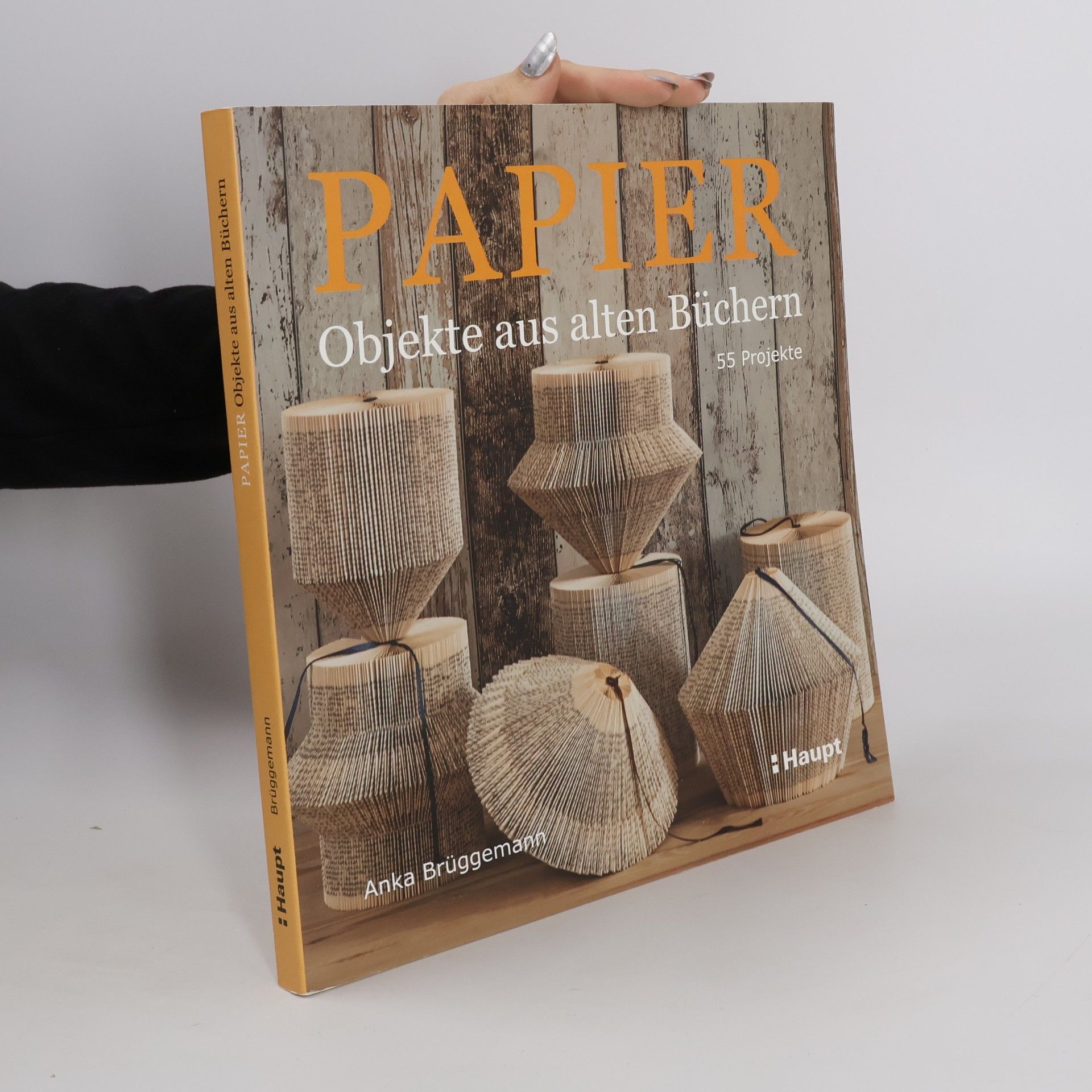 Papier-Objekte aus alten Büchern