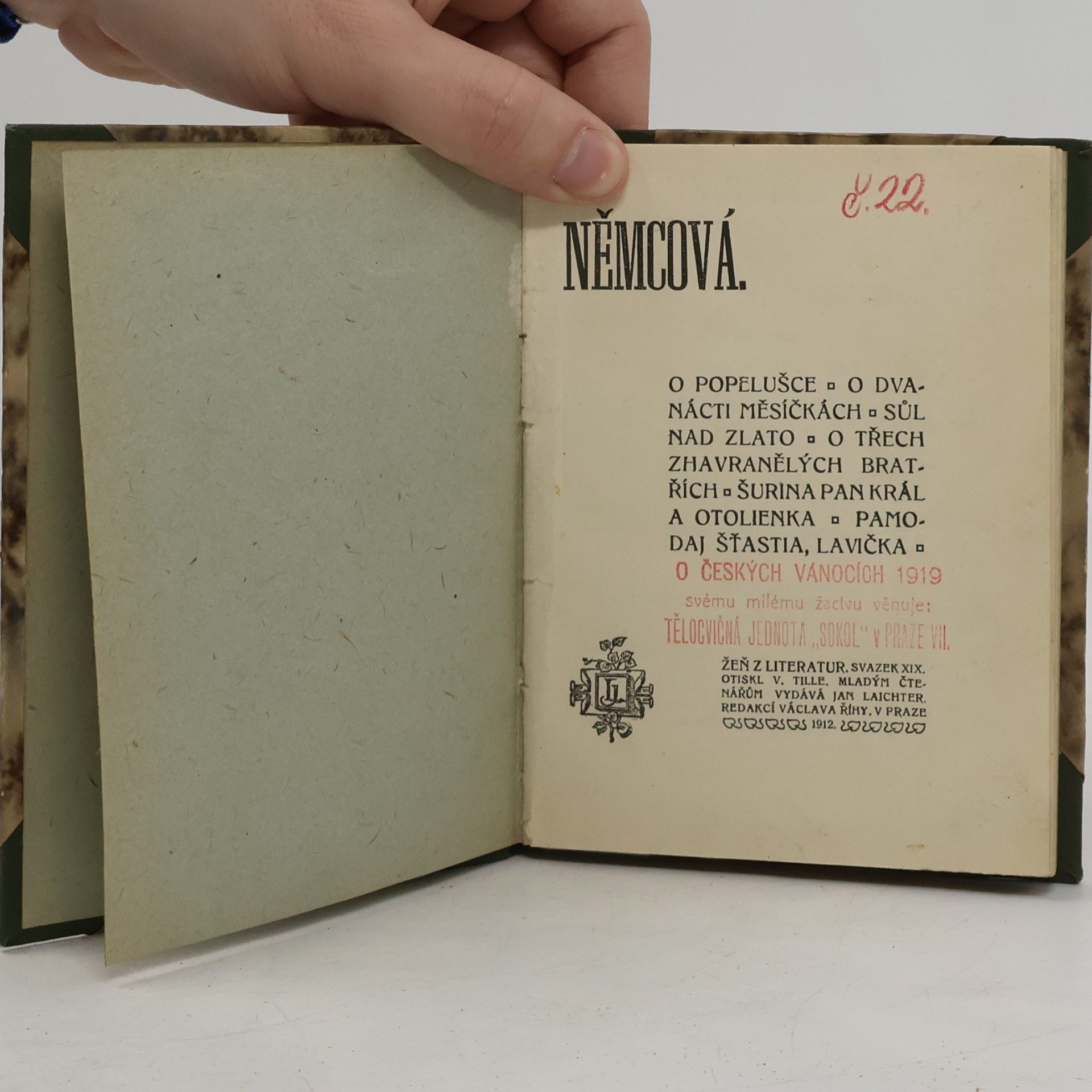Božena Němcová O Popelušce, O dvanácti měsíčkách, Sůl nad zlato, O třech zhavranělých bratřích, Šurina pan král a Otolienka, Pamodaj šťastia, lavička