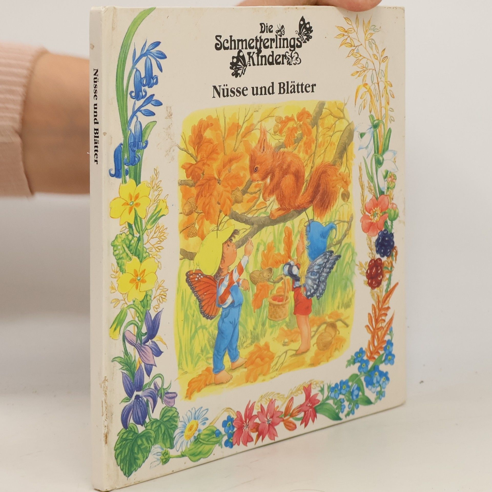Nüsse und Blätter