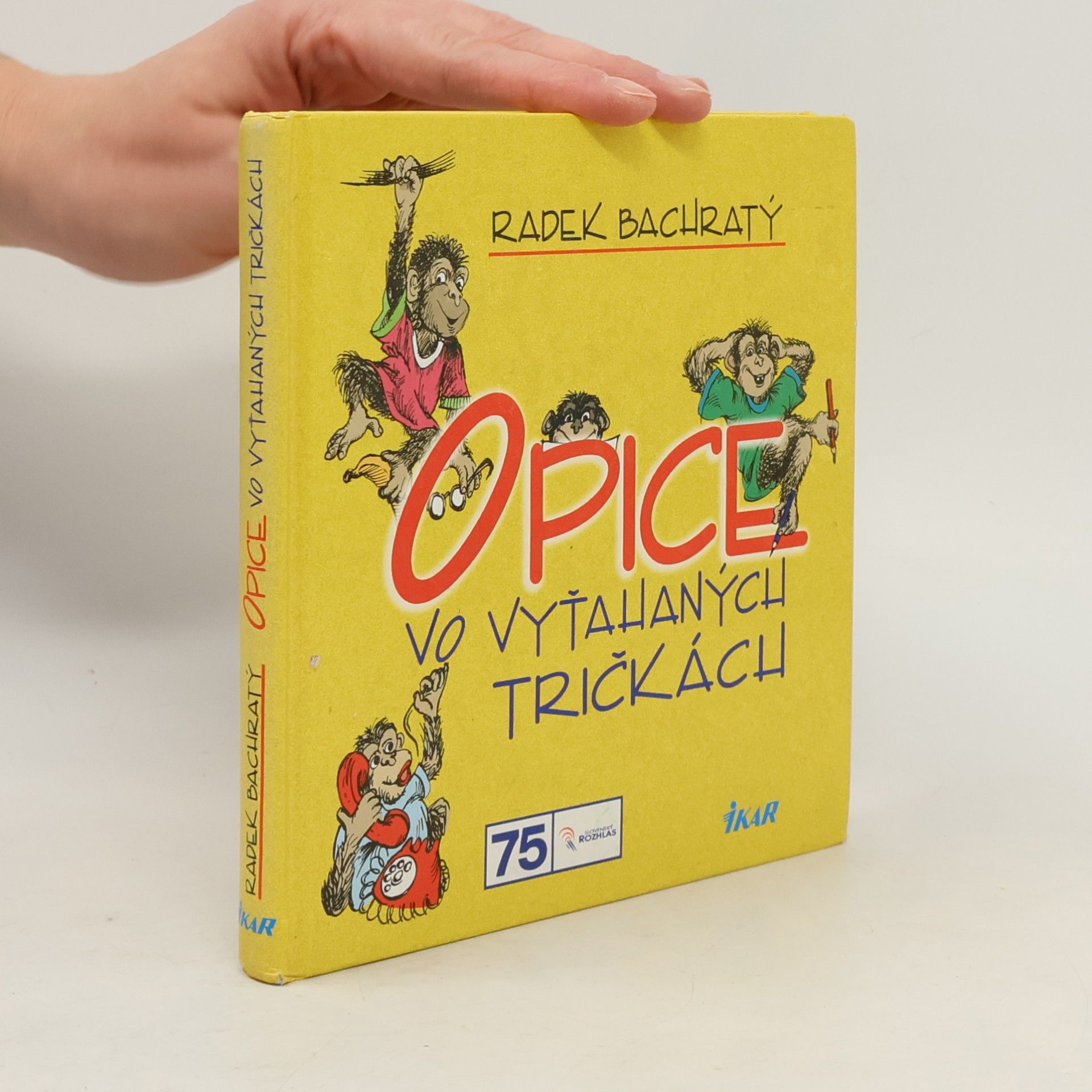 Opice vo vyťahaných tričkách