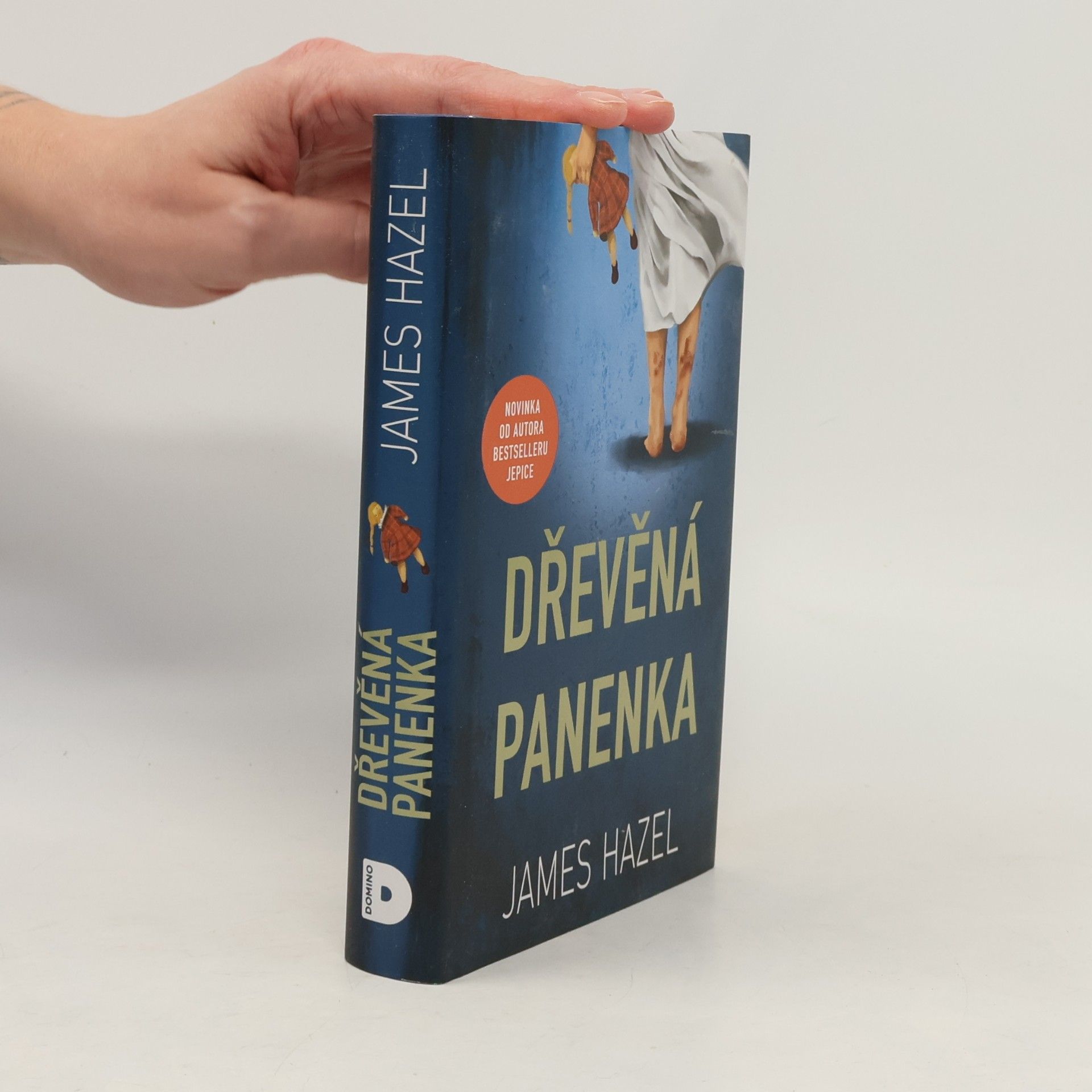 James Hazel Dřevěná panenka