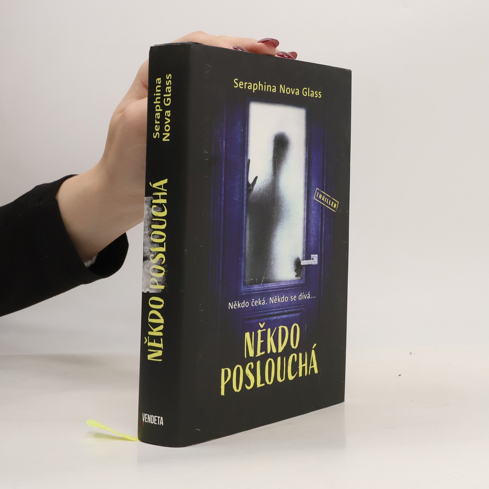 Seraphina Nova Glass Někdo poslouchá