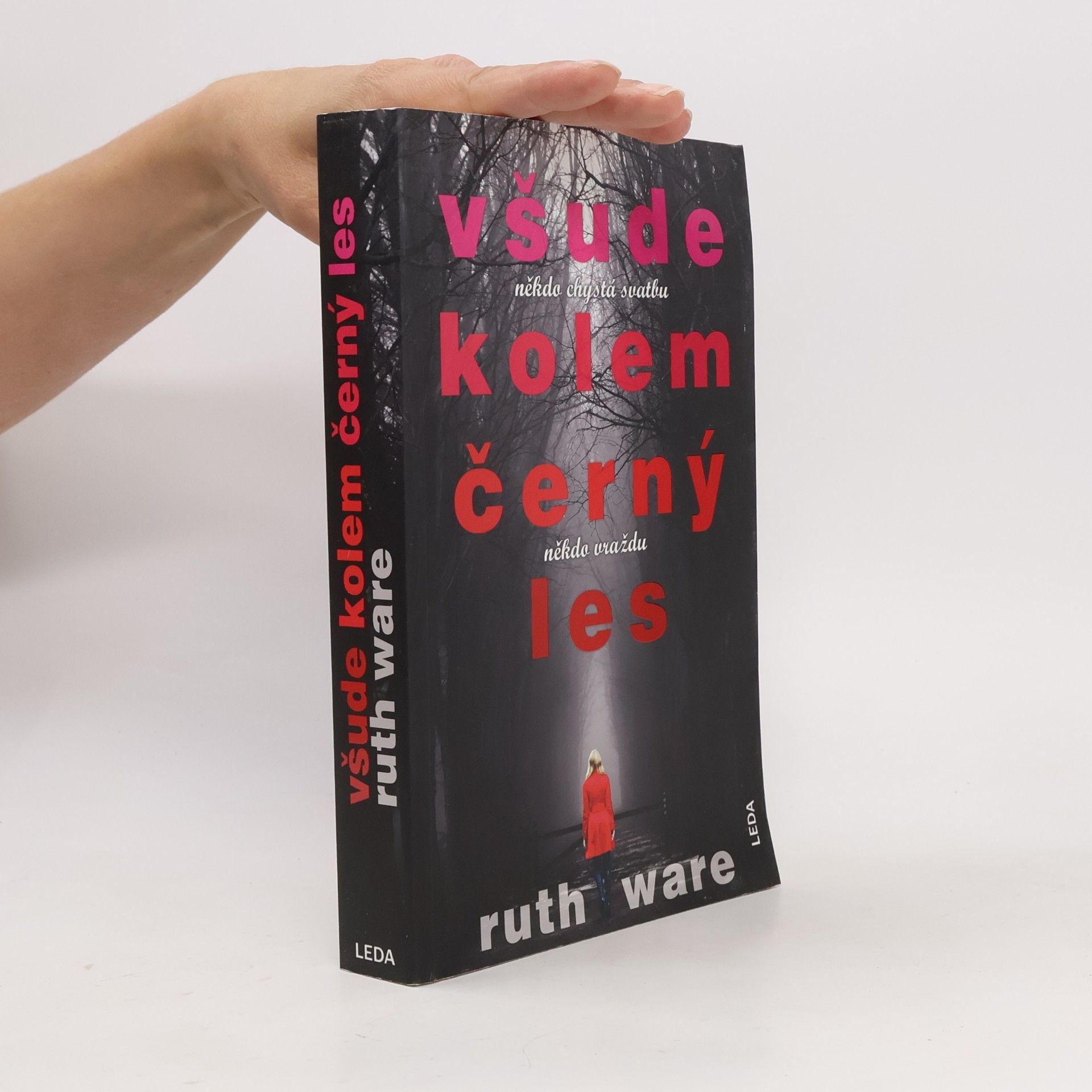 Ruth Ware Všude kolem černý les. Někdo chystá svatbu, někdo vraždu