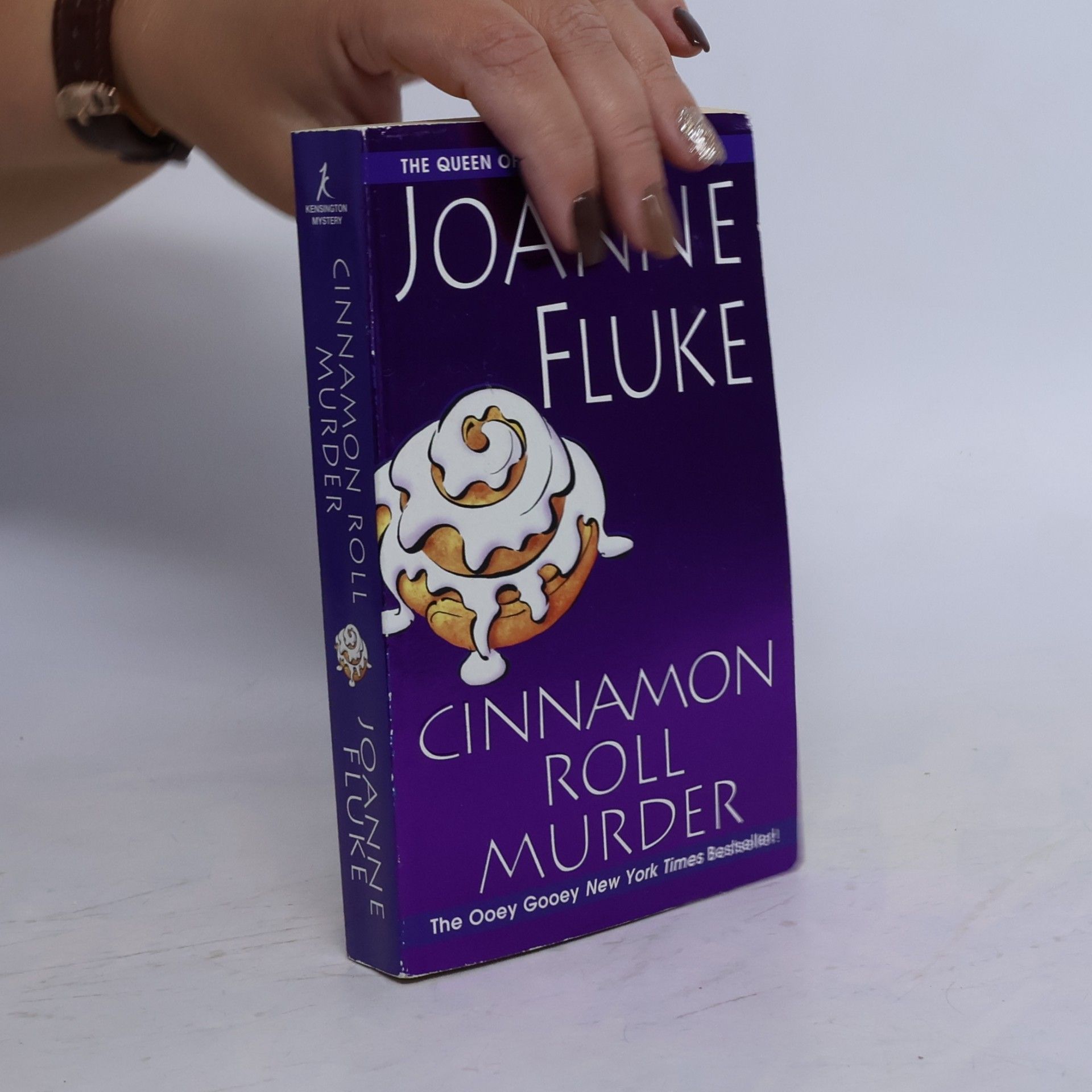 Joanne Fluke Cinnamon Roll Murder. A Hannah Swensen Mystery